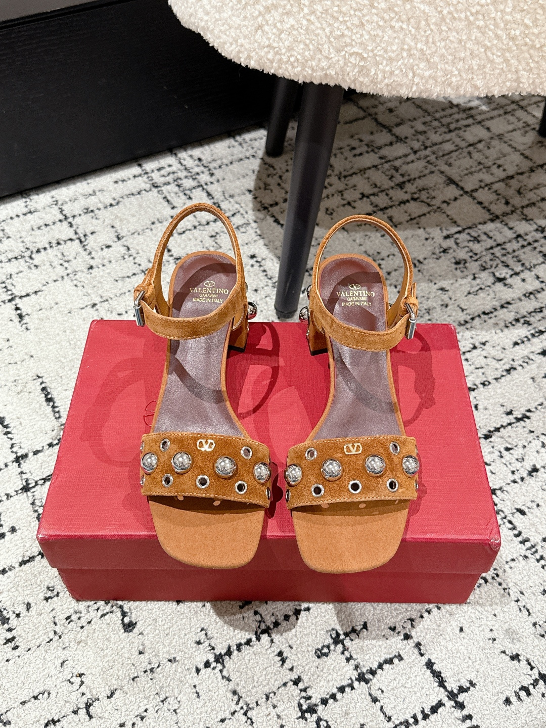 NO:409653,Valentino 25/ One-line belt, metal ball, willow nail, thick heel sandals. Valentino, the 'Muse' in the fashion industry, once again amazed the entire fashion circle with metal balls!  The metal ball on the upper is undoubtedly the soul of this pair of shoes. The exquisitely polished metal material exudes a charming luster. The 6cm thick heel height is perfect. It not only adds elegance and ensures the comfort of walking. Even if worn for a long time, there is no pressure. It can be easily controlled whether it is daily commuting or on dates. Fabric: Use original customized leather. Inner: Imported lambskin. Outsole: Italian imported leather. Size#35-42 (customized by 40/41/42, non-return and exchange), sandals, valentino, valentino, sandals, sheepskin, Leather soles19860909Valentino华伦天奴 25/ 一字带 金属球柳钉 粗跟凉鞋 时尚界的“缪斯女神”华伦天奴,又一次凭借金属球 惊艳了整个时尚圈！鞋面上的金属球 无疑是这双鞋的灵魂所在.精致打磨的金属材质 散发着迷人光泽 6cm的粗跟高度堪称完美 既增添了优雅气质, 又保证了行走的舒适度 即使长时间穿着也毫无压力 无论是日常通勤,还是约会出行都能轻松驾驭. 面料: 采用原版定制皮料 内里: 进口小羊皮 大底: 意大利进口真皮大底 Size#35-42（40/41/42定制不退换）,凉鞋,valentino,valentino,sandals,sheepskin,Leather soles,Women's Shoes