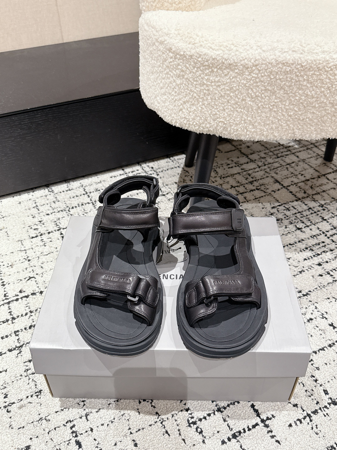 NO:409264,Leather Balenciaga 25/ New Tourist Series Couple Velcro sandals Original purchase and open mold mass production, popular models are super comfortable to wear, and they look better with socks. The upper is made of nylon mesh fabric and lycra fabric. Three Velcro adjustable straps. The feet are wide and thin, and you can move freely. The front and rear strips have BALENCIAGA original scanning imported machine embroidery patterns. The Japanese nylon line font size is three-dimensional and smooth, and can compare the original version!  Size: #35-45,Sandals,balenciaga,balenciaga,sandals,socks19860909皮面 Balenciaga巴黎世家 25/ 新款Tourist系列 情侣 魔术贴凉鞋 原版购入开模量产 爆款上脚超级舒适 搭配袜子更好看 鞋面由尼龙网格面料搭配莱卡面料制作 三根魔术贴可调节绑带.脚宽脚瘦都可以自由活动 前后条带上均有BALENCIAGA原版扫描进口机器刺绣图案.日本尼龙线字体大小立体顺畅可对比原版！ Size: #35-45,凉鞋,balenciaga,balenciaga,sandals,socks,Women's Shoes