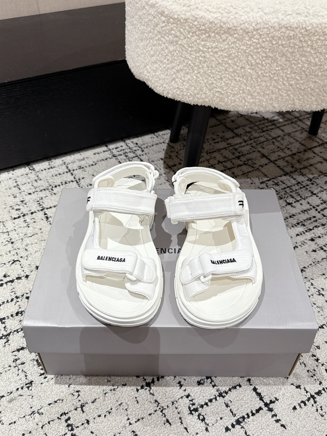 NO:444996,Balenciaga 25/ New Tourist series Couple Velcro sandals Original purchase and open mold mass production, popular models are super comfortable to wear, and they look better with socks. The upper is made of nylon mesh fabric and lycra fabric. Three Velcro adjustable straps. The feet are wide and thin, and you can move freely. The front and rear strips have BALENCIAGA original scanning imported machine embroidery patterns. The Japanese nylon line font size is three-dimensional and smooth, and can compare the original version!  Size: #35-45,Sandals,balenciaga,balenciaga,sandals,socks19860909Balenciaga巴黎世家 25/ 新款Tourist系列 情侣 魔术贴凉鞋 原版购入开模量产 爆款上脚超级舒适 搭配袜子更好看 鞋面由尼龙网格面料搭配莱卡面料制作 三根魔术贴可调节绑带.脚宽脚瘦都可以自由活动 前后条带上均有BALENCIAGA原版扫描进口机器刺绣图案.日本尼龙线字体大小立体顺畅可对比原版！ Size: #35-45,凉鞋,balenciaga,balenciaga,sandals,socks,Women's Shoes