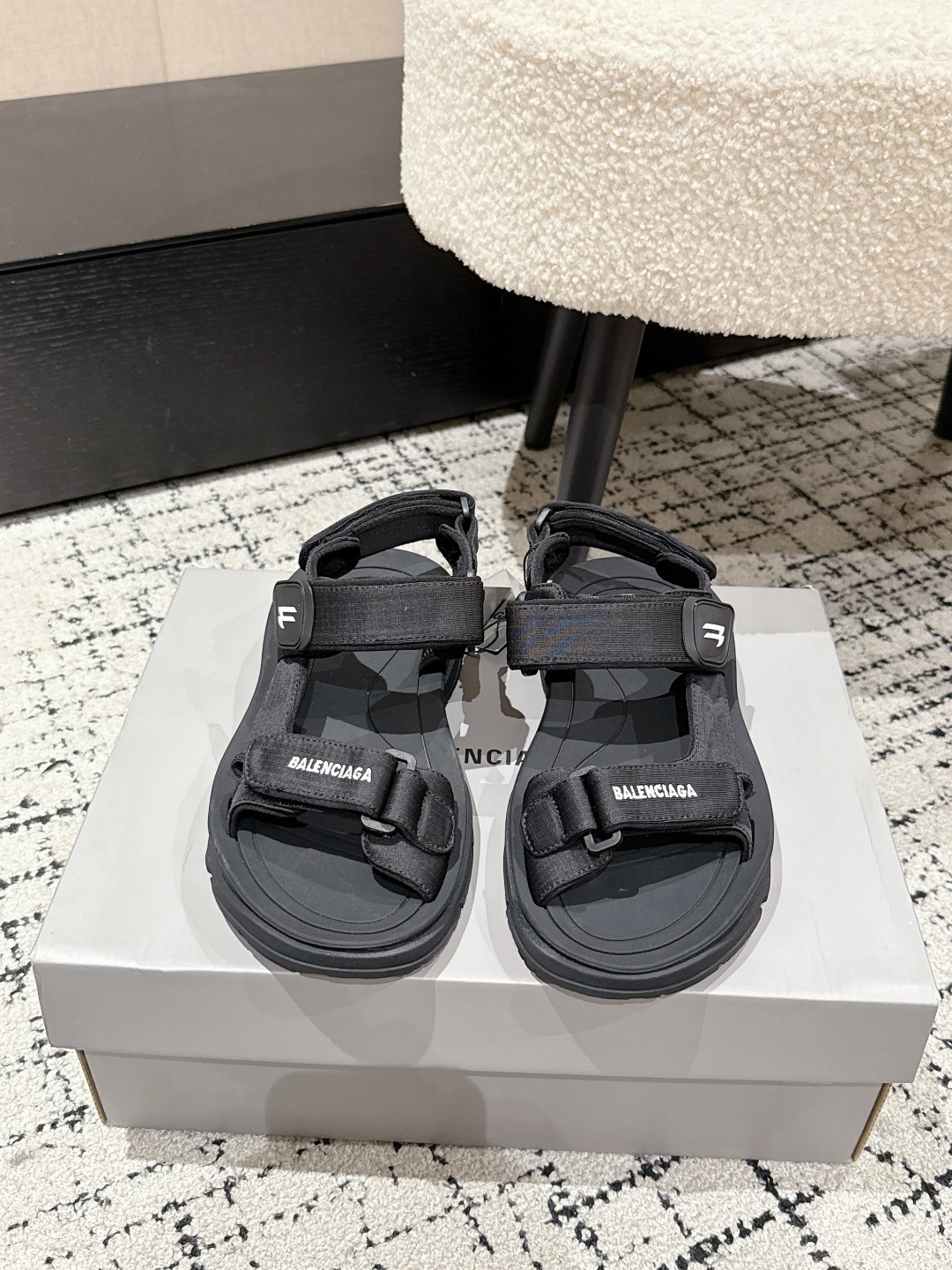 NO:409266,Balenciaga 25/ New Tourist series Couple Velcro sandals Original purchase and open mold mass production, popular models are super comfortable to wear, and they look better with socks. The upper is made of nylon mesh fabric and lycra fabric. Three Velcro adjustable straps. The feet are wide and thin, and you can move freely. The front and rear strips have BALENCIAGA original scanning imported machine embroidery patterns. The Japanese nylon line font size is three-dimensional and smooth, and can compare the original version!  Size: #35-45,Sandals,balenciaga,balenciaga,sandals,socks19860909Balenciaga巴黎世家 25/ 新款Tourist系列 情侣 魔术贴凉鞋 原版购入开模量产 爆款上脚超级舒适 搭配袜子更好看 鞋面由尼龙网格面料搭配莱卡面料制作 三根魔术贴可调节绑带.脚宽脚瘦都可以自由活动 前后条带上均有BALENCIAGA原版扫描进口机器刺绣图案.日本尼龙线字体大小立体顺畅可对比原版！ Size: #35-45,凉鞋,balenciaga,balenciaga,sandals,socks,Women's Shoes