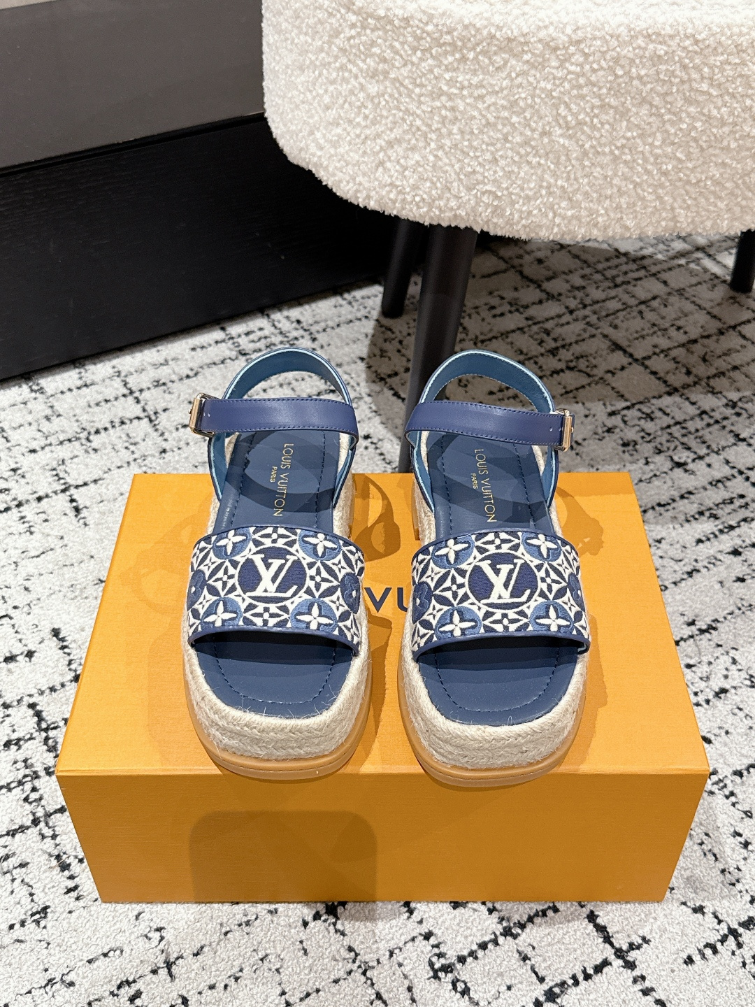 NO:409657,Takashi Murakami x LOUIS VUITTON 25/ Cherry Series Maya Grass-woven bottom, round head buckle, one-strip latest summer limited Cherry style series Use color and large-area base colors of the upper as a comparison to create a cherry color element style, creating another classic style!  Super beautiful!  Unspeakable fashion!  Daily versatility is no problem, and it has the significance of changes and development of the times!  Super easy to wear, full of summer atmosphere!  Original custom fabric inner sheepskin outsole rubber non-slip combination sole Size#35-41 (40.41 custom made without return or exchange), sandals, louis vuitton, sandals, espadrilles, sheepskin19860909村上隆/Takashi Murakami x LOUIS VUITTON 25/ 樱桃系列 Maya 草编底 圆头搭扣 一字带 最新夏季限定 樱桃风系列 采用彩色以及鞋面的大面积底色作为对比,创造出樱桃彩色元素风格,成就了又一个经典款！上脚超级美腻！说不出来的时尚！日常百搭不在话下,而且很有时代的变迁发展的意义！超级好穿,上脚满满的夏日氛围！ 材质原版定制面料 内里羊皮里 大底橡胶防滑组合底 Size#35-41（40.41定制不退换),凉鞋,louis vuitton,sandals,espadrilles,sheepskin,Women's Shoes