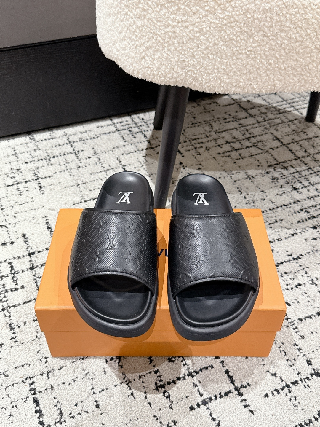 NO:409651,#Top version LV Louis Vuitton 25/ Latest Oasis series Thick sole sandals Original purchase and development Made this model LV Oasis sandals are embossed with suede cowhide leather Monogram pattern, with tough insoles and miniature outsoles to create a comfortable wearing experience. The rough silhouette releases a casual atmosphere, the upper tracing LV letters are cleverly intertwined, Louis Vuitton logo outsole adds brand style Fabric: original imported cowhide, inner lining original custom sheepskin, sole original open mold-free anti-slip foam material Size: #Men 38-46 (38.45.46 custom-made non-return and exchange), slippers, louis vuitton, louis vuitton, slippers, cowhide, sheepskin19860909#顶级版本 LV路易威登 25/ 最新 Oasis系列 厚底 凉拖鞋 原版购入开发 做货 本款 LV Oasis 凉拖为绒面牛皮革压印 Monogram 图案,以韧性鞋垫与微型外底成就舒适穿着体验.粗犷廓形释放休闲气息,鞋面描摹 LV 字母的巧妙交织,路易威登标识外底再添品牌格调 面料:原版进口头层牛皮 内里原版定制羊皮里 鞋底原版开模防滑发泡材质 Size:#男38-46（38.45.46定做不退换）,拖鞋,louis vuitton,louis vuitton,slippers,cowhide,sheepskin,Women's Shoes