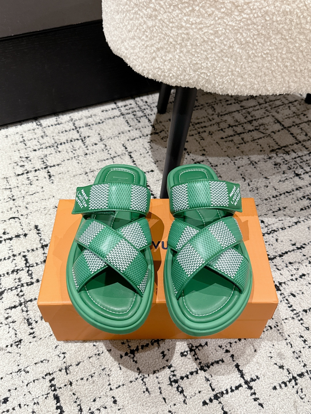 NO:409652,#Top version LV Louis Vuitton 25/ Latest Oasis series Thick sole sandals Original purchase and development Made this model LV Oasis sandals are embossed with suede cowhide leather Monogram pattern, with tough insoles and miniature outsoles to create a comfortable wearing experience. The rough silhouette releases a casual atmosphere, the upper tracing LV letters cleverly intertwined, Louis Vuitton logo outsole adds brand style Fabric: original imported cowhide, inner lining original custom sheepskin, sole original open mold non-slip foam material Size: #Men 38-46 (38.45.46 custom made without return), slippers, louis vuitton, louis vuitton, slippers, cowhide, sheepskin19860909#顶级版本 LV路易威登 25/ 最新 Oasis系列 厚底 凉拖鞋 原版购入开发 做货 本款 LV Oasis 凉拖为绒面牛皮革压印 Monogram 图案,以韧性鞋垫与微型外底成就舒适穿着体验.粗犷廓形释放休闲气息,鞋面描摹 LV 字母的巧妙交织,路易威登标识外底再添品牌格调 面料: 原版进口头层牛皮 内里原版定制羊皮里 鞋底原版开模防滑发泡材质 Size:#男38-46（38.45.46定做不退换）,拖鞋,louis vuitton,louis vuitton,slippers,cowhide,sheepskin,Women's Shoes