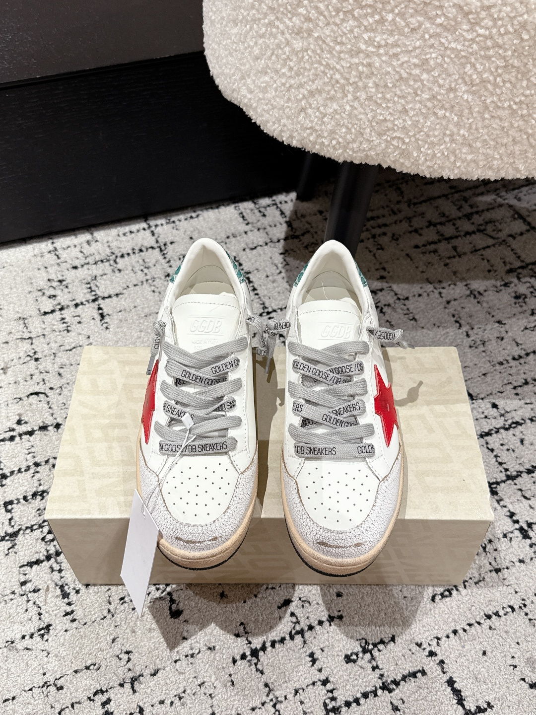 NO:419471,#Women's Purchase Level ｜Golden Goose Deluxe Brand Red-skinned Star Stone-tailed ggdb Classic Couple Small Dirty Shoes~~To the point of being red, white shoes, and various small dirty shoes are worn!  Celebrity private server demonstration × It’s so versatile!  No need to worry about washing shoes anymore!  The best white shoes to wear, the last is the same as the original one. The round and flat toe is very formal, not bloated and delicate. Upper: Original custom cowhide Inner: Sheepskin Finger: Original open mold 3.5cm high-rise latex insole Size: #35-40, casual shoes/sports shoes, sneakers, cowhide, sheepskin19860909#女款 代购级  ｜Golden Goose Deluxe Brand 红皮星石头纹尾 ggdb经典情侣款小脏鞋~~火红程度上怼小白鞋,下踩各类小脏鞋！明星私服上脚示范 ×就是这么百搭 ！再也不用担心洗鞋的问题啦！ 最好穿的小白鞋,楦型和原版无差了,圆扁的鞋头修的非常正,不臃肿很秀气 鞋面: 原版定制牛皮 内里: 羊皮 垫脚: 原版开模3.5cm内增高乳胶鞋垫 Size: #35-40,休闲鞋/运动鞋,sneakers,cowhide,sheepskin,Women's Shoes