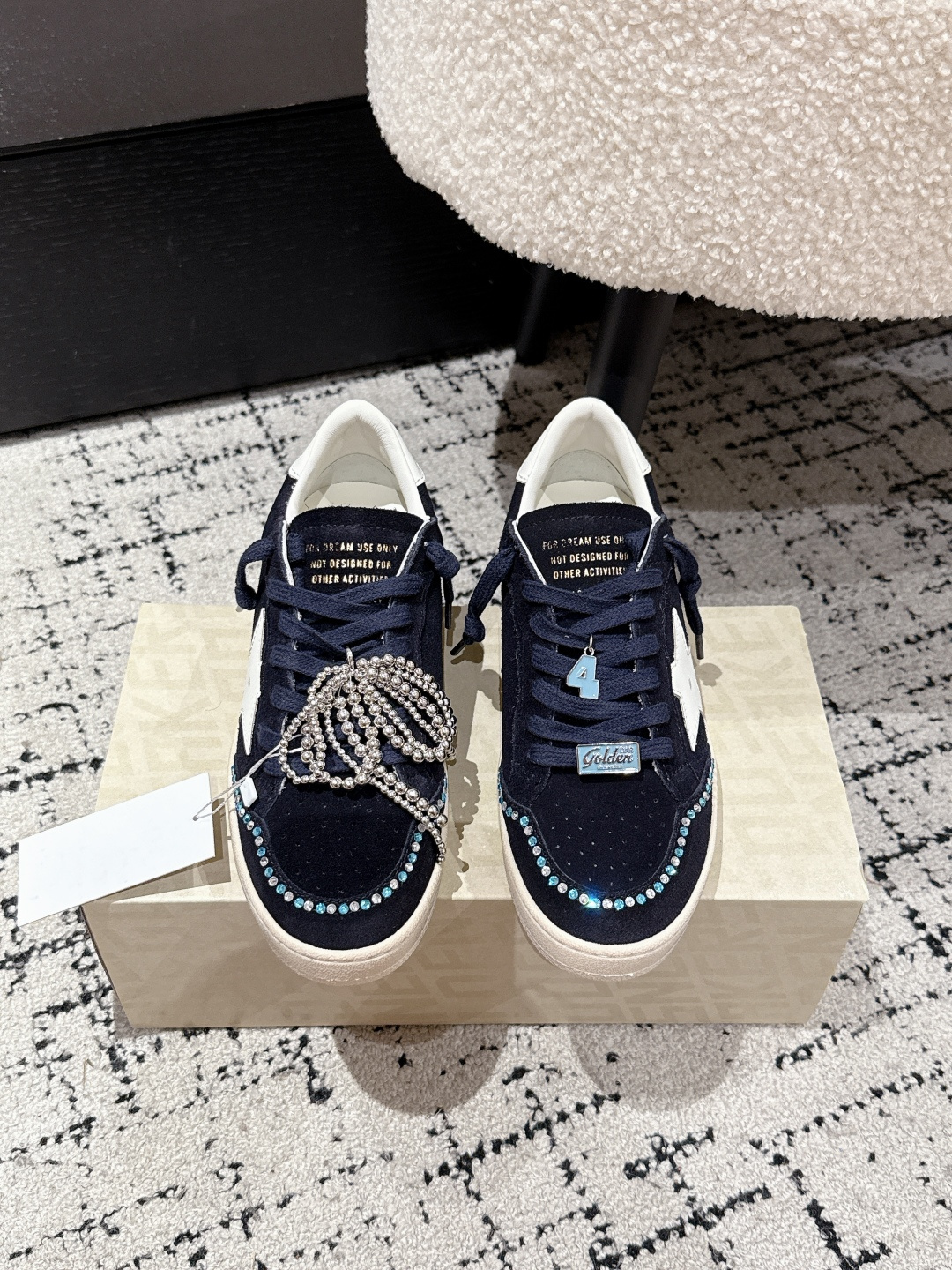 NO:419481,#Women's Purchase Level ｜Golden Goose Deluxe Brand White-Skin Star White-tailed ggdb Classic Couple Small Dirty Shoes~~To the point of being popular, white shoes, and various small dirty shoes are worn!  Celebrity private server demonstration × It’s so versatile!  No need to worry about washing shoes anymore!  The best white shoes to wear, the last is the same as the original one. The round and flat toe is very formal, not bloated and delicate. Upper: Original custom cowhide Inner: Sheepskin Finger: Original open mold 3.5cm high-rise latex insole Size: #35-40, casual shoes/sports shoes, sneakers, cowhide, sheepskin19860909#女款 代购级  ｜Golden Goose Deluxe Brand 白皮星白尾 ggdb经典情侣款小脏鞋~~火红程度上怼小白鞋,下踩各类小脏鞋！明星私服上脚示范 ×就是这么百搭 ！再也不用担心洗鞋的问题啦！ 最好穿的小白鞋,楦型和原版无差了,圆扁的鞋头修的非常正,不臃肿很秀气 鞋面: 原版定制牛皮 内里: 羊皮 垫脚: 原版开模3.5cm内增高乳胶鞋垫 Size: #35-40,休闲鞋/运动鞋,sneakers,cowhide,sheepskin,Women's Shoes