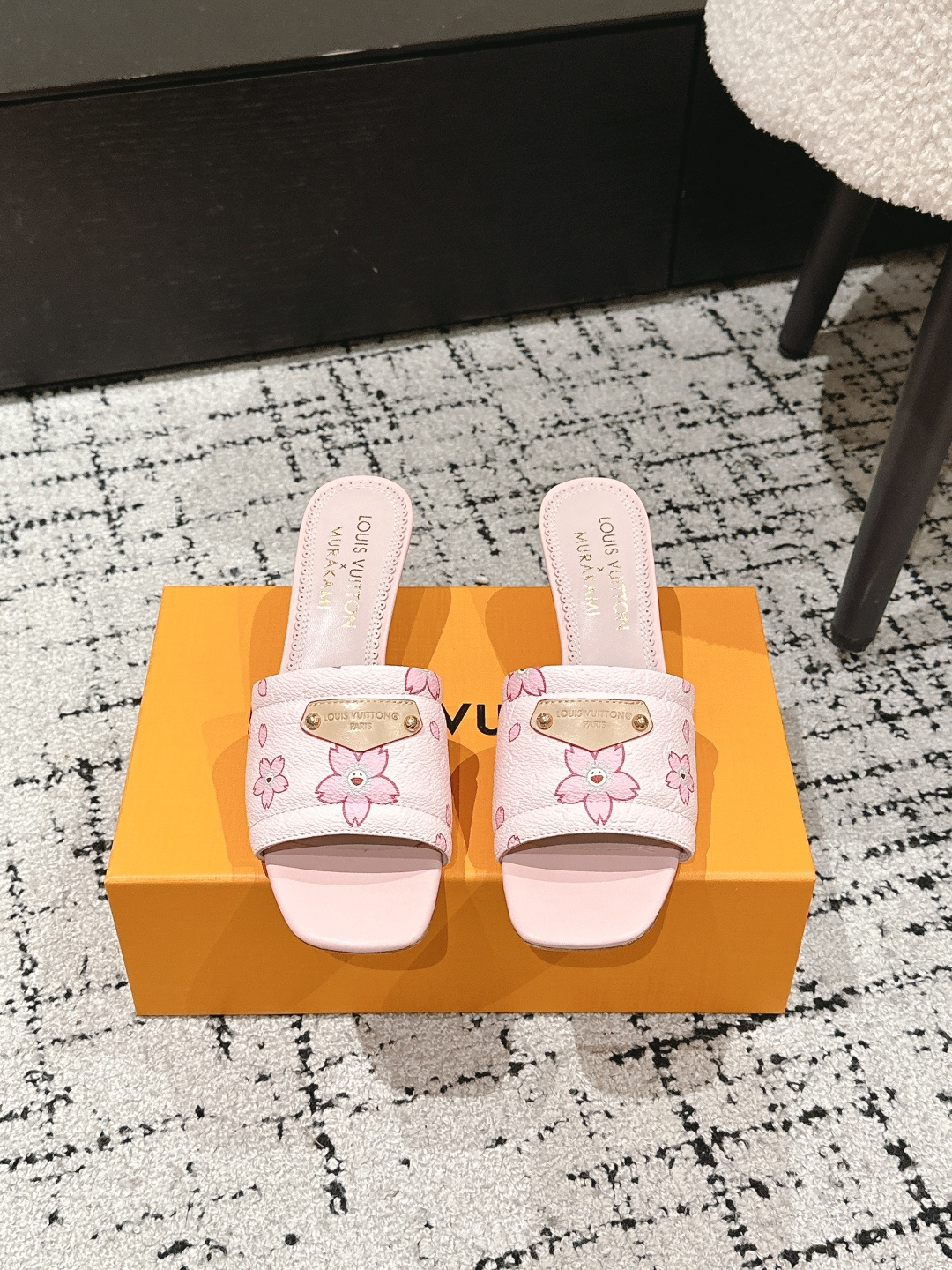 NO:409648,Takashi Murakami x LOUIS VUITTON Lily Cherry Series Open-toe foot cover, one-slippers It is hard not to doubt whether it was borrowed from the Tang Sancai of the Tang Dynasty as the basis and innovated into the classic LV logo, using colors and large-area base colors of the upper as a comparison, creating the white three-color or black three-color element style of the upper, creating another classic style!  Super beautiful!  Unspeakable fashion!  Daily versatility is no problem, and it has the significance of changes and development of the times!  Kittens are super easy to wear, and the summer atmosphere is full of!  Original custom fabric, Neli Niuli, Outsole, Imported Italian leather outsole Size#35-41 (40.41 custom made without return or exchange), slippers, louis vuitton, louis vuitton, slippers, Leather soles19860909村上隆/Takashi Murakami x LOUIS VUITTON Lily 樱桃系列 露趾套脚 一字拖鞋 很难不怀疑是不是借鉴了唐朝的唐三彩作为基础,创新成lv经典标志logo,采用彩色以及鞋面的大面积底色作为对比,创造出鞋面的白三彩或者是黑三彩元素风格,成就了又一个经典款！上脚超级美腻！说不出来的时尚！日常百搭不在话下,而且很有时代的变迁发展的意义！小猫跟超级好穿,上脚满满的夏日氛围！ 材质原版定制面料 内里牛里 大底意大利进口真皮大底 Size#35-41（40.41定制不退换),拖鞋,louis vuitton,louis vuitton,slippers,Leather soles,Women's Shoes