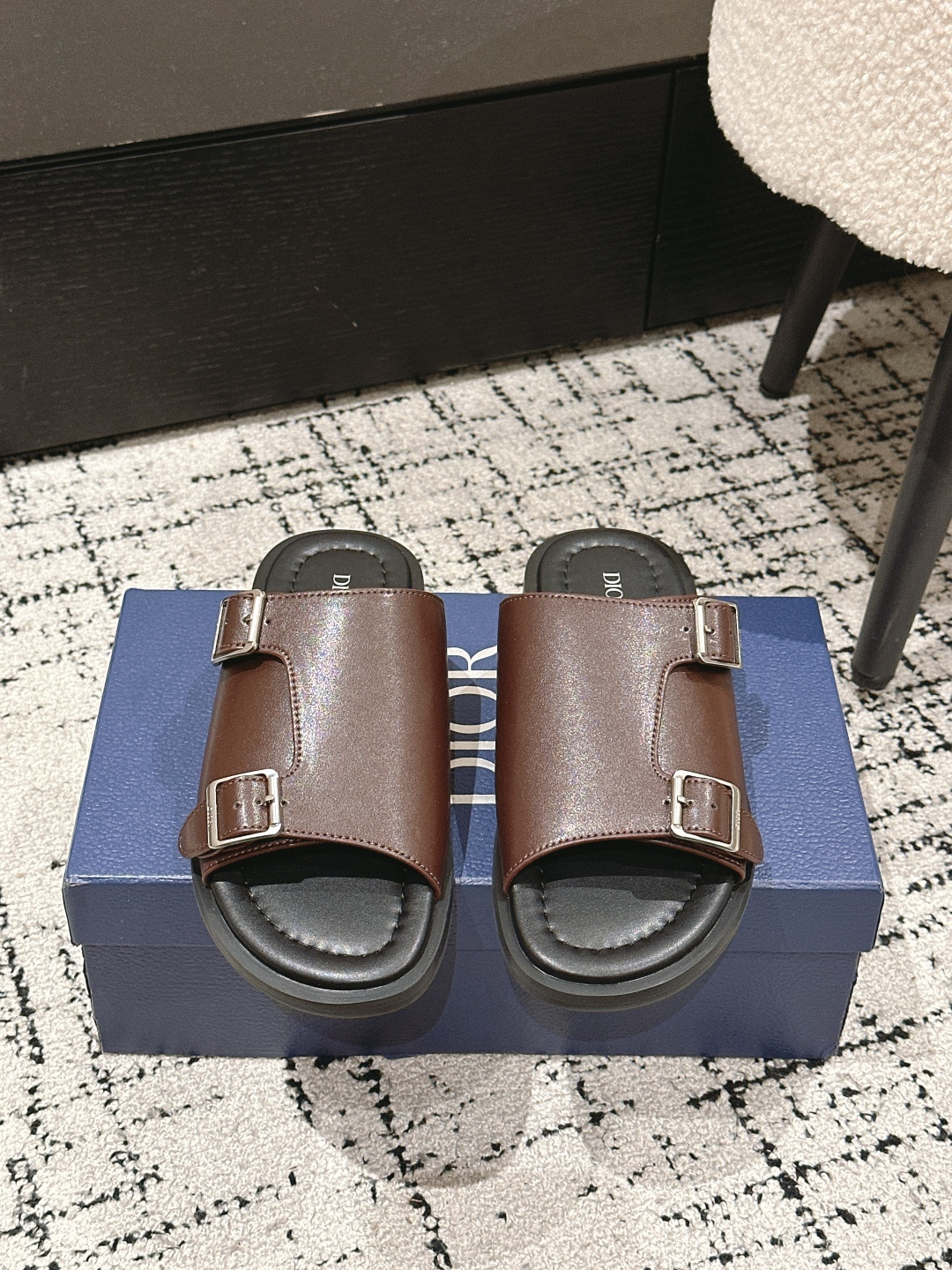 NO:409650,#Men's Top Version # Dior 25/ Alias ​​Cowhide Leather Alloy Buckle Round toe Flat Flip Flops Men's Alias ​​Sandals are new in 2025 and are a leisurely and sophisticated piece. This style is made of beige and black Dior Oblique jacquard, showing the cross-band design. This sandals consist of black leather and rubber sole for optimal comfort and are enhanced by Dior Oblique anti-slip inserts that will work effortlessly with any casual look this season. Size: #39-46, Slippers, dior, dior, sandals, slippers, cowhide19860909#男款 顶级版本 # 迪奥 25/ Alias 牛皮革 合金搭扣 圆头平底一字拖鞋 男款 Alias凉鞋是2025新品,是一款悠闲而精致的作品.该风格采用米色和黑色Dior Oblique提花制成,展示了交叉带设计.这款凉鞋由黑色皮革和橡胶鞋底组成,提供最佳舒适度,并由Dior Oblique防滑插入物增强,将毫不费力地与本季的任何休闲外观搭配. Size: #39-46,拖鞋,dior,dior,sandals,slippers,cowhide,Women's Shoes