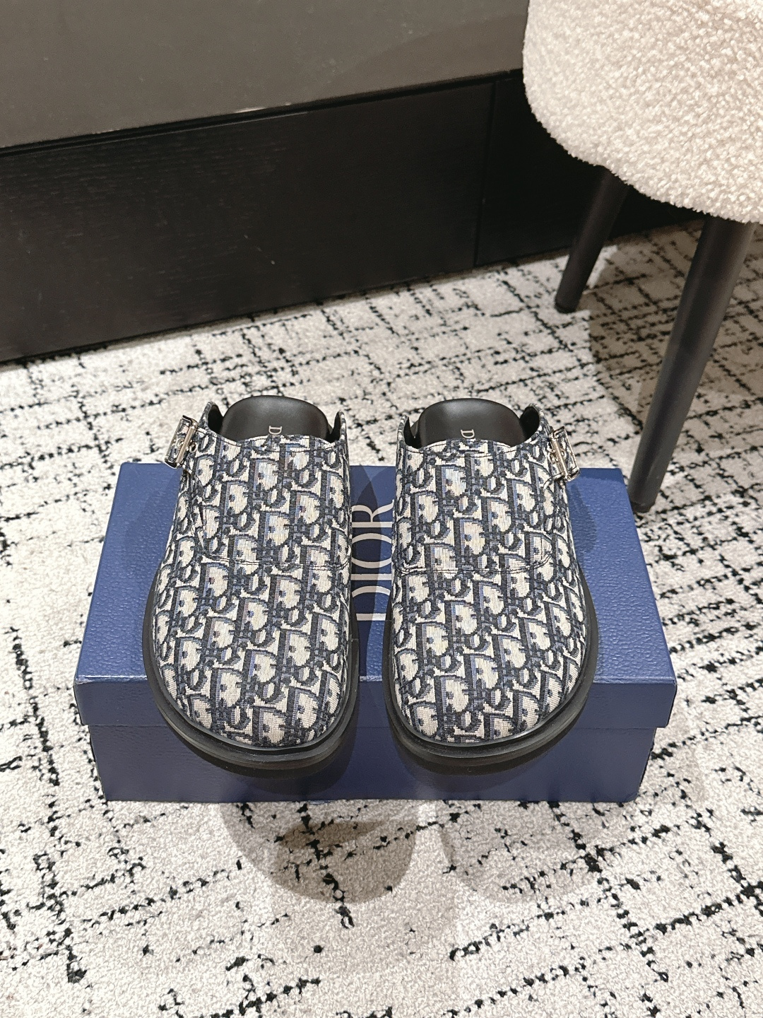 NO:409649,#Men's Top Version # Dior 25/ Alias ​​Cowhide Leather Alloy Buckles Bourken Slippers Men's Alias ​​Sandals are new in 2025 and are a leisurely and sophisticated piece. This style is made of beige and black Dior Oblique jacquard, showing the cross-band design. This sandals consist of black leather and rubber sole for optimal comfort and are enhanced by Dior Oblique anti-slip inserts that will work effortlessly with any casual look this season. Size: #39-46, semi-trail, dior, dior, sandals, slippers, cowhide19860909#男款 顶级版本 # 迪奥 25/ Alias 牛皮革 合金搭扣 包头 勃肯 拖鞋 男款 Alias凉鞋是2025新品,是一款悠闲而精致的作品.该风格采用米色和黑色Dior Oblique提花制成,展示了交叉带设计.这款凉鞋由黑色皮革和橡胶鞋底组成,提供最佳舒适度,并由Dior Oblique防滑插入物增强,将毫不费力地与本季的任何休闲外观搭配. Size: #39-46,半拖,dior,dior,sandals,slippers,cowhide,Women's Shoes