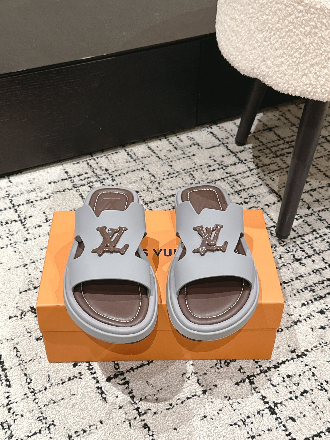 NO:409263,#Top version LV Louis Vuitton 25/ Latest Oasis series thick sole sandals Original purchase and development Made this model LV Oasis sandals are embossed with suede cowhide leather Monogram pattern, with tough insoles and miniature outsoles to create a comfortable wearing experience. The rough silhouette releases a casual atmosphere, the upper tracing LV letters cleverly intertwined, Louis Vuitton logo outsole adds brand style Fabric: original imported cowhide, inner lining original custom sheepskin, sole original open mold non-slip foam material Size: #Men 38-46 (38.45.46 custom made without return), slippers, louis vuitton, louis vuitton, slippers, cowhide, sheepskin19860909#顶级版本 LV路易威登 25/ 最新 Oasis系列 厚底 凉拖鞋 原版购入开发 做货 本款 LV Oasis 凉拖为绒面牛皮革压印 Monogram 图案,以韧性鞋垫与微型外底成就舒适穿着体验.粗犷廓形释放休闲气息,鞋面描摹 LV 字母的巧妙交织,路易威登标识外底再添品牌格调 面料: 原版进口头层牛皮 内里原版定制羊皮里 鞋底原版开模防滑发泡材质 Size:#男38-46（38.45.46定做不退换）,拖鞋,louis vuitton,louis vuitton,slippers,cowhide,sheepskin,Women's Shoes