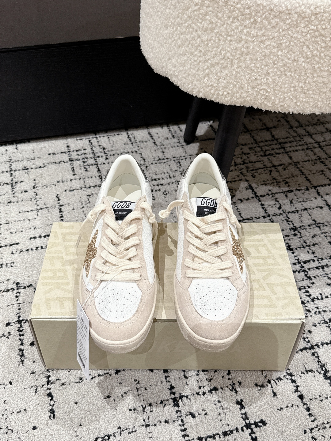 NO:419450,#Women's Purchase Level ｜Golden Goose Deluxe Brand Golden Goose Silver Tail ggdb Classic Couple Small Dirty Shoes~~To the point of being popular, white shoes, and various small dirty shoes are worn!  Celebrity private server demonstration × It’s so versatile!  No need to worry about washing shoes anymore!  The best white shoes to wear, the last is the same as the original one. The round and flat toe is very formal, not bloated and delicate. Upper: Original custom cowhide Inner: Sheepskin Finger: Original open mold 3.5cm high-rise latex insole Size: #35-40, casual shoes/sports shoes, sneakers, cowhide, sheepskin19860909#女款 代购级  ｜Golden Goose Deluxe Brand 金格星银尾 ggdb经典情侣款小脏鞋~~火红程度上怼小白鞋,下踩各类小脏鞋！明星私服上脚示范 ×就是这么百搭 ！再也不用担心洗鞋的问题啦！ 最好穿的小白鞋,楦型和原版无差了,圆扁的鞋头修的非常正,不臃肿很秀气 鞋面: 原版定制牛皮 内里: 羊皮 垫脚: 原版开模3.5cm内增高乳胶鞋垫 Size: #35-40,休闲鞋/运动鞋,sneakers,cowhide,sheepskin,Women's Shoes