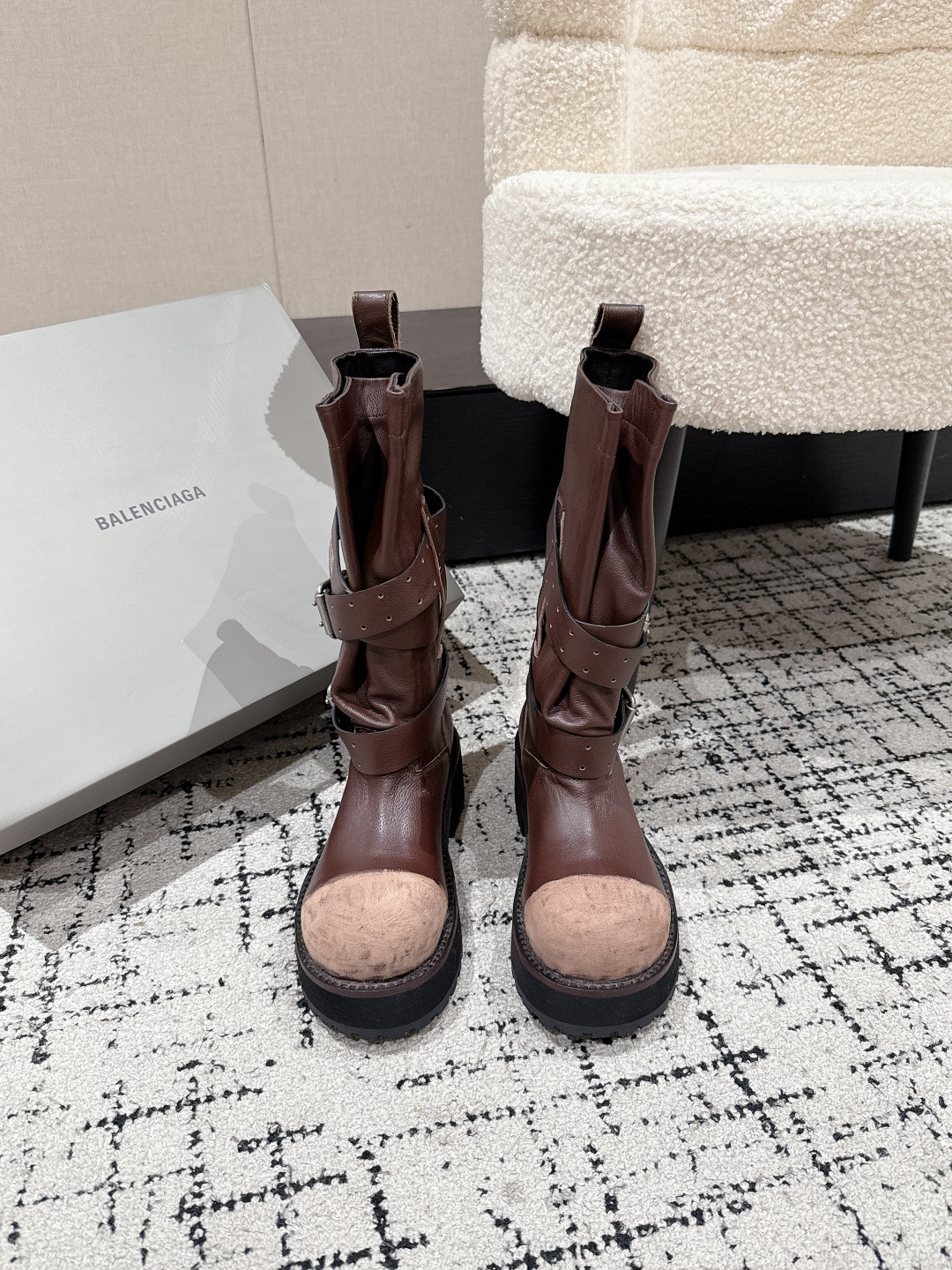 NO:419463,Men #Top Version Couple Model Balenciaga 25/ Latest Venom catwalk model Must-have for dark and cool girls motorcycle boots (! You can choose toe toe without craftsmanship) Fashion darlings add another general!  As soon as he appears, his aura is fully opened!  The unique folding design, paired with a personalized metal buckle, breaks the rules and takes an unruly attitude every step. The leather has a high-quality texture, a restrained and luxurious luster, and the details show its ingenuity!  Whether it is matched with the street style or being capable, it can instantly improve the overall style's fashion!  Become the focus of attention!  The upper is made of original imported polished cowhide, inner cowhide, original combination rubber sole, Size#women 35-41 men 39-45 (women 40.41 men 45 custom made without return), boots, balenciaga, balenciaga, boots, cowhide19860909男 #顶级版本 情侣款 Balenciaga 巴黎世家 25/ 最新 venom走秀款 暗黑风酷女孩必备 机车靴 长靴（！可选择鞋头不做工艺） 时尚宠儿又添一员大将！一出场就气场全开！ 独特的翻折设计,搭配搭配个性金属扣带,打破常规,每一步都走出不羁态度. 皮革质感高级,光泽内敛又奢华,细节之处尽显匠心！ 无论是搭配街头风的宽松,还是干练的,它都能瞬间提升整体造型的时尚度！成为吸睛的焦点！ 鞋面采用原版进口擦色做旧牛皮 内里牛皮 大底原版沿条组合橡胶大底 Size#女35-41男39-45（女40.41男45定做不退换）,靴子,balenciaga,balenciaga,boots,cowhide,Women's Shoes