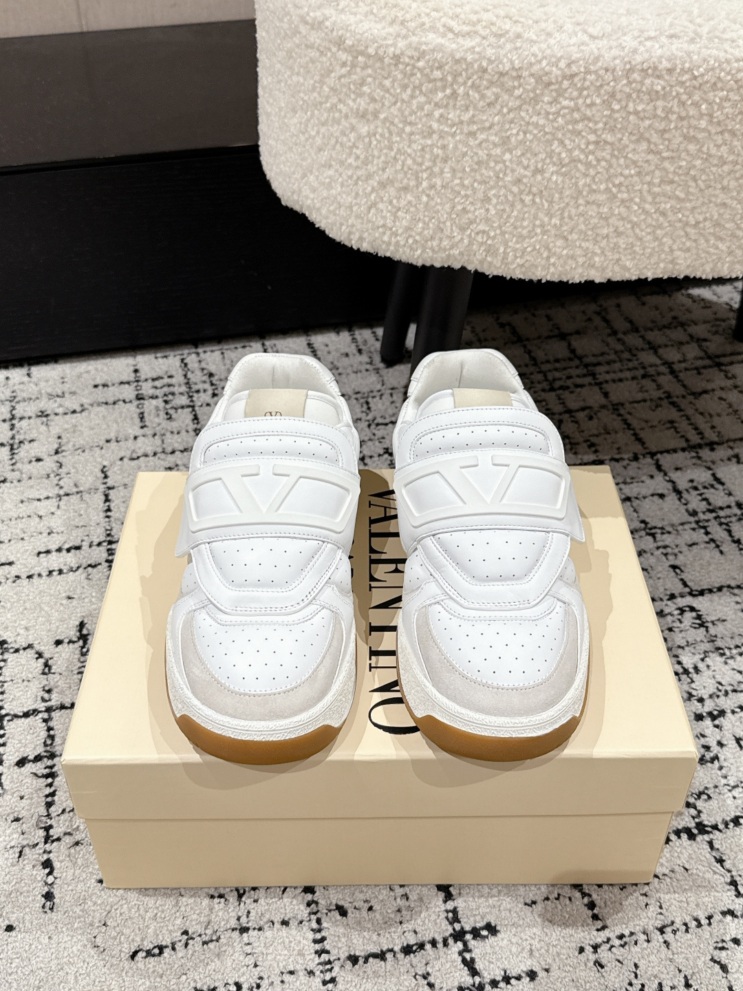 NO:419542,#Top version Couple model Valentino Joie de Jouer series Velcro thick sole bread shoes Couple model casual sports shoes Small white shoes Original purchase and development Made of goods Joie de Jouer series Simple style without losing style. Pure white base with fresh green and soft beige, and the unique Velcro design highlights personality. Every detail tells fashion and quality. Put it on, take a confident pace and start a trendy journey. Fabric: Original custom imported top layer cowhide Inner: Original custom soft sheepskin lining Outsole: Original mold-open anti-slip TPU material Sole thickness: 3.5CM Size: #women's model 35-41 (40.41 custom-made no return)  #Men's 38-46 (38.45.46 custom made without return), casual shoes/sports shoes, valentino, valentino, sneakers, cowhide, sheepskin19860909#顶级版本 情侣款 Valentino华伦天奴 Joie de Jouer系列 魔术贴 厚底 面包鞋 情侣款 休闲 运动鞋 小白鞋 原版购入开发 做货 Joie de Jouer系列 风格简约而不失格调.纯净白色基底搭配清新绿与柔和米色,独特的魔术贴设计彰显个性.每一处细节都诉说着时尚与品质,穿上它,踏出自信步伐,开启潮流之旅 面料: 原版定制进口头层牛皮 内里: 原版定制柔软羊皮里 大底: 原版开模防滑TPU材质 底厚: 3.5CM Size: #女款35-41（40.41定做不退换） #男款38-46（38.45.46定做不退换）,休闲鞋/运动鞋,valentino,valentino,sneakers,cowhide,sheepskin,Women's Shoes