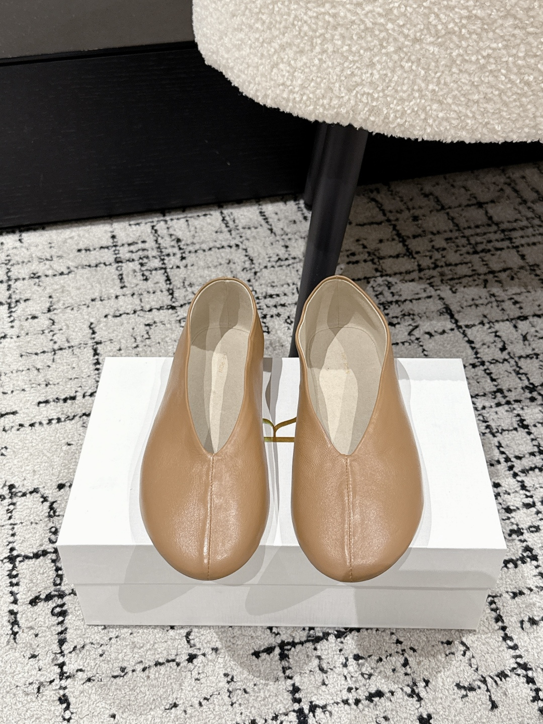 NO:419521,#Top version the row 25/ Spring and Summer Retro and Simple Ballet Shoes It is said that this is the most beautiful ballet grandma shoes of the year. French elegant temperament is online, high-end and fashionable, salty or sweet, literary and elegant!  Wearable items in all seasons, buckle design, easy to wear and look good, Fengmo’s global classic works, soft and delicate sheepskin fabric makes this Mary Jane immediately unique and very textured. The imported high-quality sheepskin/horse hair, soft sheepskin inside, outsole: Rubber outsole Size: #35-40 (40 custom made without return or exchange), single shoes, mary jane, sheepskin19860909#顶级版本 the row 25/ 春夏 复古简约 芭蕾舞鞋 据说这是本年度最美丽的芭蕾舞奶奶鞋,法式优雅气质在线、高级又时髦,可盐可甜,文艺又气质！ 四季可穿的单品,挂扣设计,好穿又好看,风魔全球经典著作,柔软细腻羊皮面料让这款玛丽珍立马变得与众不同,非常的有质感. 面料进口优质羊皮/马毛 内里柔软羊皮 大底: 橡胶大底 Size: #35-40(40定做不退换）,单鞋,mary jane,sheepskin,Women's Shoes