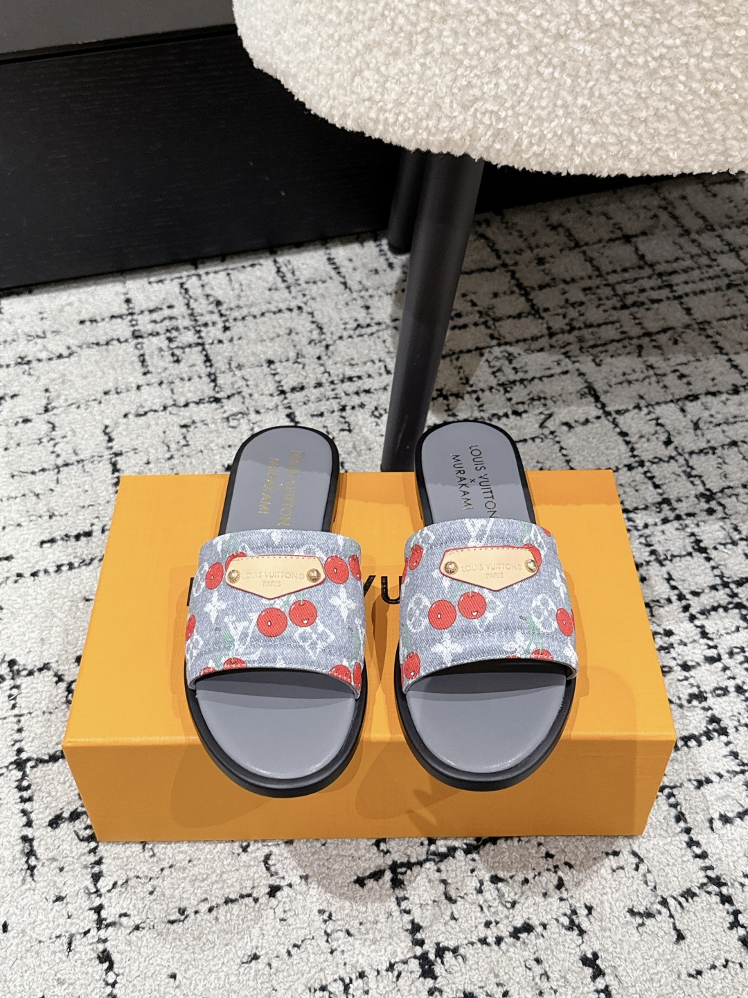 NO:419477,LouisVuitton 25/ New spring and summer style Murakami Takashi jointly created cherry logo flat-soled sandals It is hard not to doubt whether it was borrowed from the Tang Sancai of the Tang Dynasty as the basis and innovated into the classic LV logo, using colors and large-area base colors of the upper as a comparison, creating the white three-color or black three-color element style of the upper, creating another classic style!  Super beautiful!  Unspeakable fashion!  Daily versatility is no problem, and it has the significance of changes and development of the times!  Super easy to wear, full of summer atmosphere!  Original custom fabric, inner sheepskin, outsole, imported from Italy, genuine leather outsole, Size#35-41 (40.41 custom, no return or exchange), slippers, louis vuitton, louis vuitton, slippers, sheepskin, Leather soles19860909LouisVuitton 25/ 春夏新款 村上隆联名 樱桃 徽标 平底凉拖 很难不怀疑是不是借鉴了唐朝的唐三彩作为基础,创新成lv经典标志logo,采用彩色以及鞋面的大面积底色作为对比,创造出鞋面的白三彩或者是黑三彩元素风格,成就了又一个经典款！上脚超级美腻！说不出来的时尚！日常百搭不在话下,而且很有时代的变迁发展的意义！超级好穿,上脚满满的夏日氛围！ 材质原版定制面料 内里羊皮里 大底意大利进口真皮大底 Size#35-41（40.41定制不退换),拖鞋,louis vuitton,louis vuitton,slippers,sheepskin,Leather soles,Women's Shoes