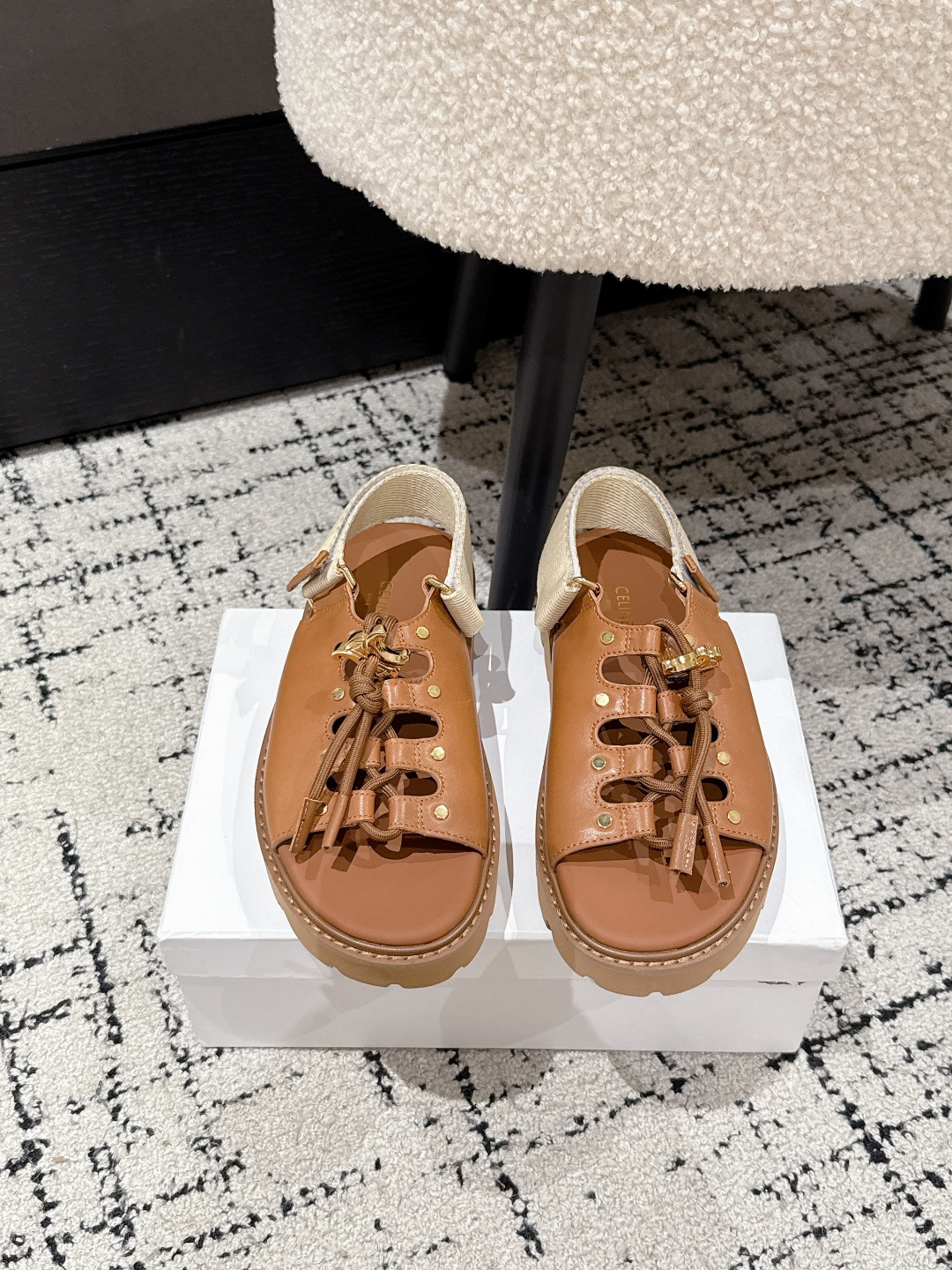 NO:419555,#Top version Celine 25/ The latest retro Arc de Triomphe lace in spring and summer, thick sole, fashionable sandals, summer paired with socks, is simply amazing, retro points with full fashionable appearance, excellent original purchase and development, still the highest output restored, original fabric custom cowhide, inner cowhide, original open-sole original leather, long-sole anti-slip film Size: #35-40 (40 custom made, no return or exchange), sandals, celine, celine, sandals, cowhide, Leather soles, socks19860909#顶级版本 Celine 赛琳 25/ 春夏最新款复古凯旋门系带 厚底 时髦 凉鞋 夏天搭配袜子 简直绝绝子了复古的点上带上了满分时髦感颜值 绝原版购入开发 依旧最高输出还原 面料原版定制牛皮 内里牛皮 大底原版开模真皮大底防滑底片 Size: #35-40（40订做不退换）,凉鞋,celine,celine,sandals,cowhide,Leather soles,socks,Women's Shoes