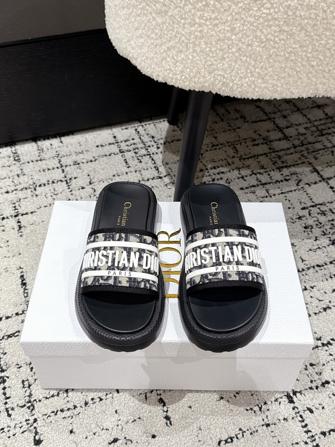 NO:419534,#women's top version Dior 25/ The latest summer model Velcro sandals Slippers Cute and cute without losing elegance Original replica High version Super durable and casual versatile model Very comfortable to wear, slim and white Size: #35-42 (42 custom-made without return and exchange), slippers, dior, dior, sandals, slippers19860909#女款 顶级版本 Dior迪奥 25/ 夏季最新款 魔术贴 凉鞋 拖鞋 萌萌可爱又不失优雅 原版复刻 高版本 超耐看随意百搭款 上脚非常舒适 显瘦又显白 Size: #35-42(42定制不退换）,拖鞋,dior,dior,sandals,slippers,Women's Shoes