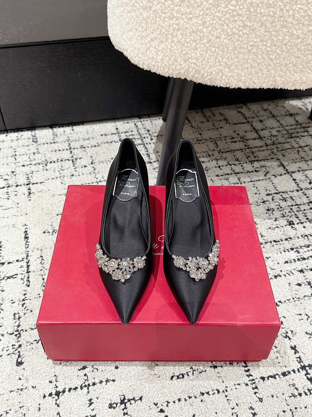 NO:419514,Roger vivier RV 25/ New style Silk rhinestones High heels Satin with diamonds arranged like a meteor, making your toes more shining and elegant, like wearing the Galaxy Star on your feet Upper silk satin inner sheepskin lining outsole imported from Italy Heel height 6.5 Size#34-42 size (34.40.41.42 custom made without return or replacement), semi-tork high heels, roger vivier, high heels, sheepskin, real silk, silk fabric, Leather soles19860909Roger vivier RV 25/ 新款 丝绸水钻 高跟鞋 缎面配上如流星一般排列的钻石,让您足尖更加闪耀花型设计偏优雅,就像是将银河繁星穿在脚上 鞋面真丝绸缎面 内里羊皮内里 大底意大利进口真皮大底 跟高6.5 Size#34-42码（34.40.41.42定做不退不换）,半拖高跟鞋,roger vivier,high heels,sheepskin,real silk,silk fabric,Leather soles,Women's Shoes