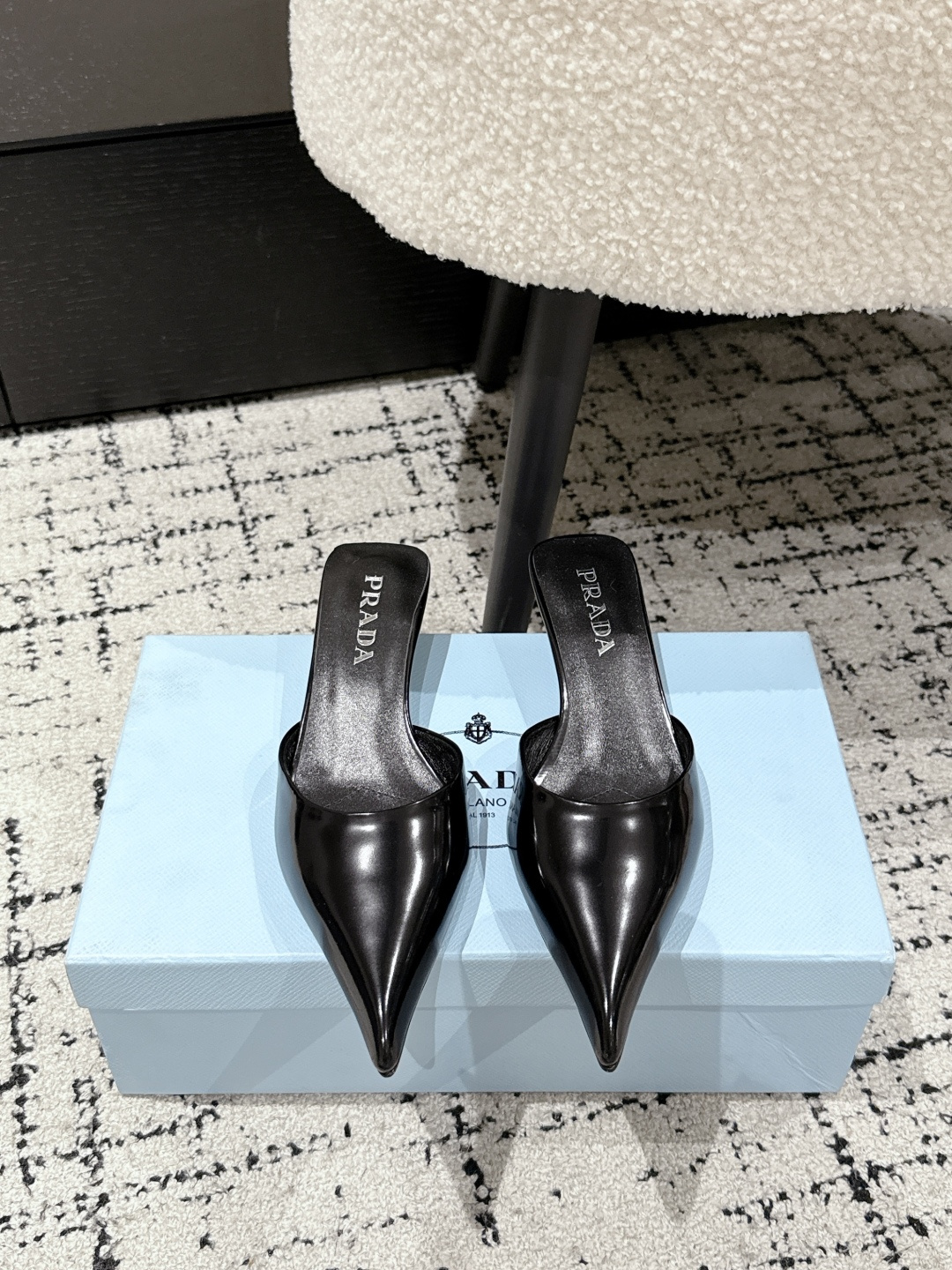 NO:419536,Prada 25/ catwalk satin pointed-toe triangle heels, French retro elegant intellectual style, you will be amazed to the point where you can't walk!  !  Glamor and lines are full. Green and orange are bright and energetic. The texture of silk silk is every woman will love it. Material silk satin. Inner sheepskin inner lining. Outsole imported from Italy. Size#35-41 (40.41 custom-made, non-return and exchange), semi-tork high heels, prada, prada, high heels, sheepskin, real silk, Leather soles19860909Prada 普拉达 25/ 走秀款缎面尖头三角跟高跟鞋 法式复古的优雅知性风格 穿上会被惊艳到走不动道！！ 魅力和线条拉满 绿色和橙色明亮又充满活力 真丝丝绸的质感每个女人都会爱到不行 材质真丝缎面 内里羊皮内里 大底意大利进口真皮大底 Size#35-41（40.41定制不退换）,半拖高跟鞋,prada,prada,high heels,sheepskin,real silk,Leather soles,Women's Shoes