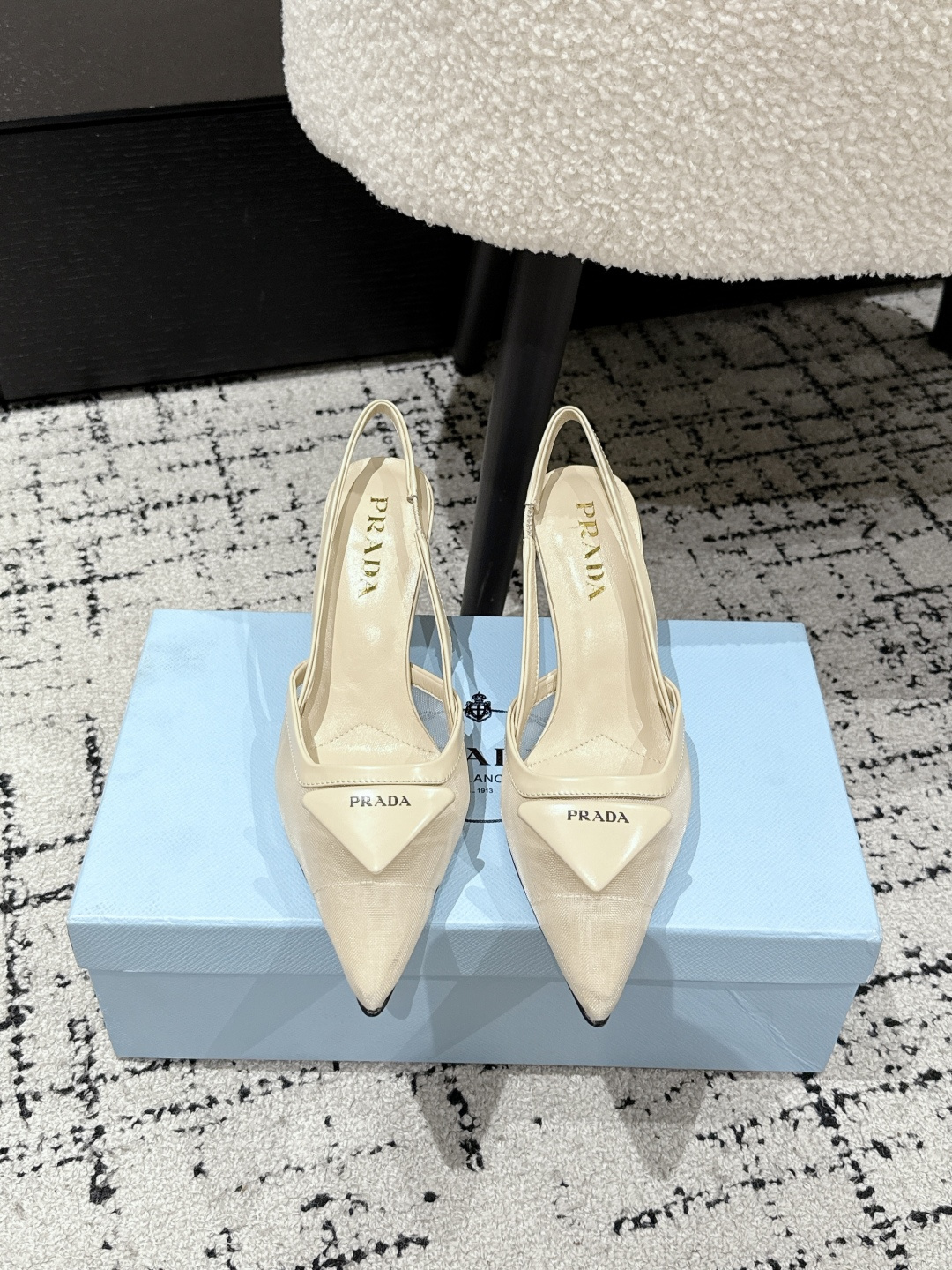 NO:419561,Prada 25/Prada Spring and summer new mesh fabric rear strap pointed toe high heels This high heels are made of new materials, the mesh upper is breathable and looming, reshaping the classic design with details, exuding contemporary charm. It presents conical lines and is decorated with the iconic triangular logo. Fabric imported mesh inner sheepskin Size#34-42 (34.40.41.42 custom-made non-return and exchange), high heels sandals, prada, prada, sandals, high heels, sheepskin19860909Prada 25/普拉达 春夏新款网眼织物后饰带尖头高跟鞋 这款高跟鞋采用全新材质,网眼鞋面透气又若隐若现的呈现,与细节重塑经典设计,散发当代魅力.呈现锥形线条,饰有标志性的三角形徽标. 面料进口网面 内里羊皮 Size#34-42（34.40.41.42定做不退换),高跟鞋凉鞋,prada,prada,sandals,high heels,sheepskin,Women's Shoes