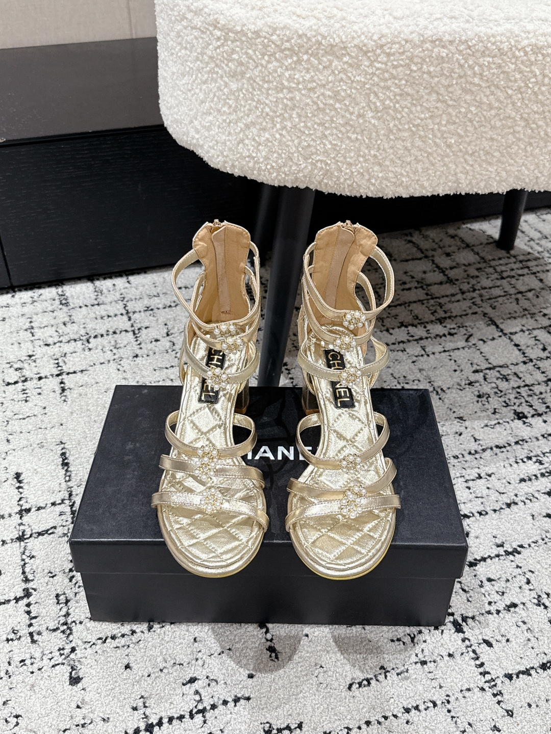 NO:419579,#Top version Chanel 25/ Latest catwalk pearl buckle thick heel sandals Chanel high heel sandals, with classic diamond pattern as the bottom, embellished with pearl flowers, suitable for a variety of styles. Paired with the same brand tweed jacket and chain bag, from daily street out to exquisite dinner, one-click to grasp the high-end atmosphere, every step is to get the elegance of Chanel style. Upper imported beef patent leather inner sheepskin insole sheepskin outsole heel height 7.5 size#35-41 (40.41 custom-made non-return and exchange), high heels sandals, chanel, chanel, sandals, high heels, jackets & coats, sheepskin, Leather soles19860909#顶级版本 Chane 香奈儿 25/ 最新 走秀款珍珠扣粗跟凉鞋 香奈儿高跟凉鞋,以经典菱格纹为底,缀珍珠花朵,适配多种风格.搭配同品牌软呢外套与链条包,从日常出街到精致晚宴,一键拿捏高级氛围感,每一步都走出香奈儿式的优雅 鞋面进口牛漆皮 内里羊皮 鞋垫羊皮 大底意大利真皮大底 跟高7.5 size#35-41（40.41定制不退换）,高跟鞋凉鞋,chanel,chanel,sandals,high heels,jackets & coats,sheepskin,Leather soles,Women's Shoes