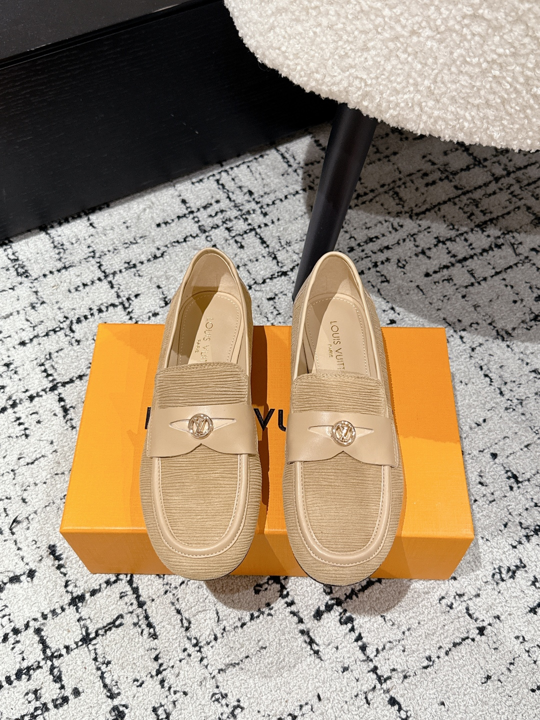 NO:422959,#Top version Louis Vuitton / Louis Vuitton 25 Spring and Summer Loafers Market high-end product quality Latest original buckle, official website original disassembled original customized patent leather Use imported sheepskin as the inner lining, foot pad combined with perfect shoe last. Make your feet comfortable and generous, a rare travel artifact. Fabric: Imported patent leather Inner lining sheepskin foot pad sheepskin Outsole Italian genuine leather outsole Size#35-41 (40.41 custom made without return or exchange), loafers, louis vuitton, louis vuitton, loafers, sheepskin, Leather soles19860909#顶级版本 Louis Vuitton /路易威登 25 春夏 乐福鞋 市场高端产品质量 最新原版饰扣,官网原版拆解原版订制漆皮 采用进口羊皮作内裡、垫脚结合完美鞋楦.让您上脚舒适不失落落大方,一款不可多得的出行神器. 面料: 进口漆皮 内里羊皮 垫脚羊皮 大底意大利真皮大底 Size#35-41（40.41订做不退不换）,乐福鞋,louis vuitton,louis vuitton,loafers,sheepskin,Leather soles,Women's Shoes