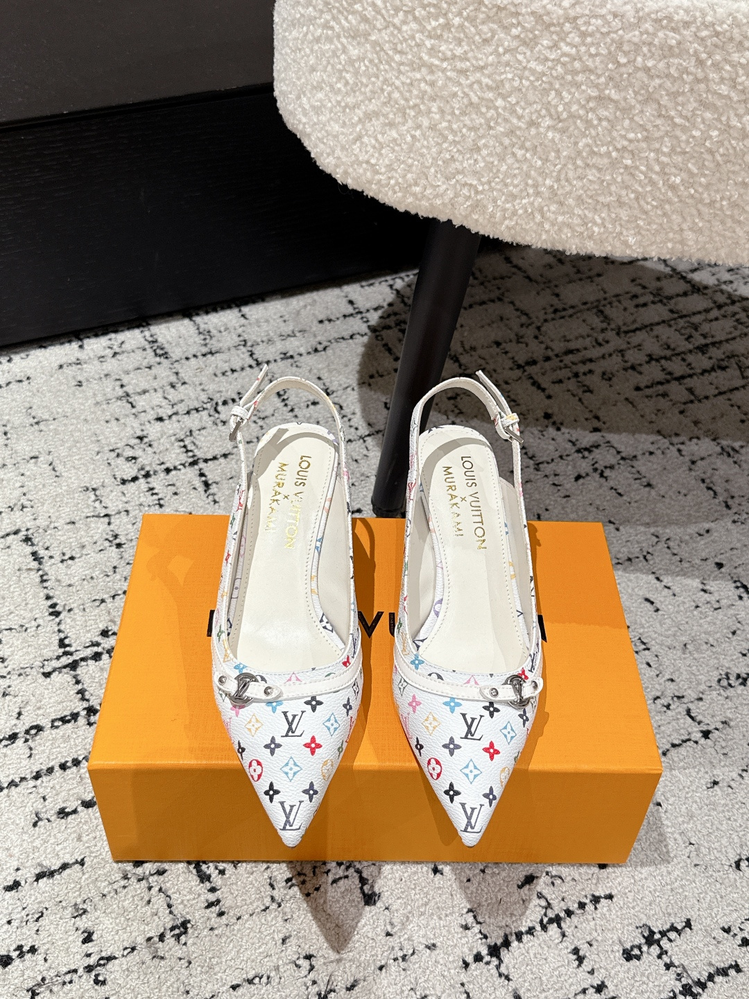 NO:416060,Takashi Murakami x LOUIS VUITTON 25/ Lily Cherry Heel Series Pointed Sandals It is hard not to doubt whether it was borrowed from the Tang Sancai of the Tang Dynasty as the basis and innovated into the classic LV logo, using colors and large-area base colors of the upper as a comparison, creating the white three-color or black three-color element style of the upper, creating another classic style!  Super beautiful!  Unspeakable fashion!  Daily versatility is no problem, and it has the significance of changes and development of the times!  Kittens are super easy to wear, and the summer atmosphere is full of!  Original custom fabric, Neli Niuli Outsole, imported from Italy, genuine leather outsole, Size#35-41 (40.41 custom made without return or exchange), high heels, sandals, louis vuitton, louis vuitton, sandals, high heels, Leather soles19860909村上隆/Takashi Murakami x LOUIS VUITTON 25/ Lily 樱桃跟系列 尖头凉鞋 很难不怀疑是不是借鉴了唐朝的唐三彩作为基础,创新成lv经典标志logo,采用彩色以及鞋面的大面积底色作为对比,创造出鞋面的白三彩或者是黑三彩元素风格,成就了又一个经典款！上脚超级美腻！说不出来的时尚！日常百搭不在话下,而且很有时代的变迁发展的意义！小猫跟超级好穿,上脚满满的夏日氛围！ 材质原版定制面料 内里牛里 大底意大利进口真皮大底 Size#35-41（40.41定制不退换),高跟鞋凉鞋,louis vuitton,louis vuitton,sandals,high heels,Leather soles,Women's Shoes