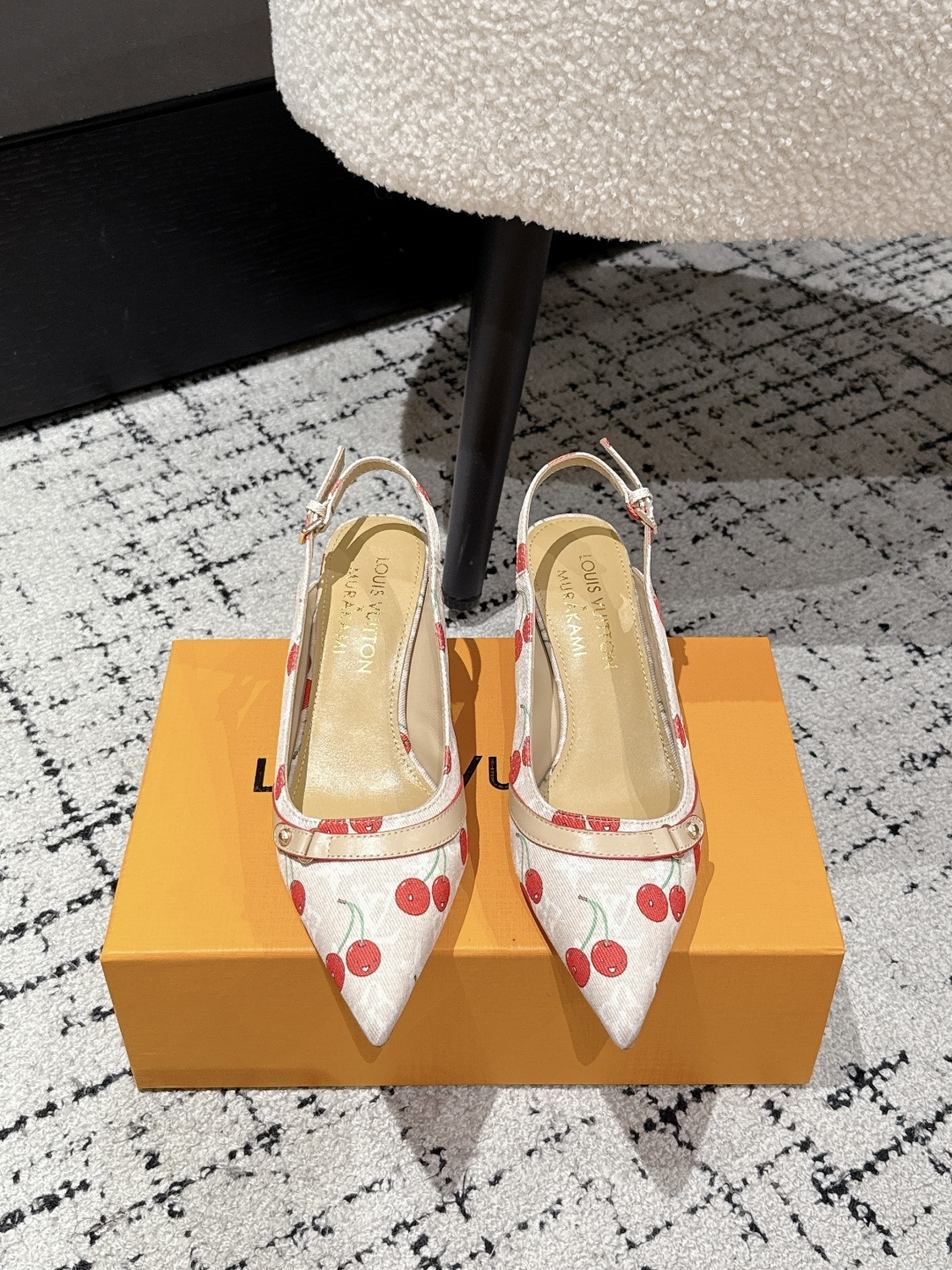 NO:416068,Takashi Murakami x LOUIS VUITTON Lily Cherry Heel Series Pointed Sandals It is hard not to doubt whether it was borrowed from the Tang Sancai of the Tang Dynasty as the basis and innovated into the classic LV logo, using colors and large-area base colors of the upper as a comparison, creating the white three-color or black three-color element style of the upper, creating another classic style!  Super beautiful!  Unspeakable fashion!  Daily versatility is no problem, and it has the significance of changes and development of the times!  Kittens are super easy to wear, and the summer atmosphere is full of!  Original custom fabric, Neli Niuli Outsole, imported from Italy, genuine leather outsole, Size#35-41 (40.41 custom made without return or exchange), high heels, sandals, louis vuitton, louis vuitton, sandals, high heels, Leather soles19860909村上隆/Takashi Murakami x LOUIS VUITTON Lily 樱桃跟系列 尖头凉鞋 很难不怀疑是不是借鉴了唐朝的唐三彩作为基础,创新成lv经典标志logo,采用彩色以及鞋面的大面积底色作为对比,创造出鞋面的白三彩或者是黑三彩元素风格,成就了又一个经典款！上脚超级美腻！说不出来的时尚！日常百搭不在话下,而且很有时代的变迁发展的意义！小猫跟超级好穿,上脚满满的夏日氛围！ 材质原版定制面料 内里牛里 大底意大利进口真皮大底 Size#35-41（40.41定制不退换),高跟鞋凉鞋,louis vuitton,louis vuitton,sandals,high heels,Leather soles,Women's Shoes