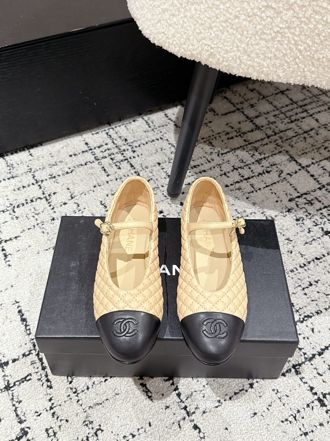 NO:422854,CHANEL 25/ Little Chanel's early spring hot product woven Mary Jane Baotou single shoe sandals are definitely a personal style!  !  It's much more comfortable than the classic Slingback!  Every color makes the feet look white, which makes the whitening weapon! It's so coquettish! It's a hot little fragrance again~ Material original imported lambskin, inner lining original lambskin, outsole genuine leather sole Size: #35-41 (40.41 custom made without return or replacement), single shoes, chanel, chanel, sandals, mary jane, sheepskin19860909CHANEL 25/ 小香奈儿早春爆品编织玛丽珍包头单鞋凉鞋 妥妥的自留款！！比经典款Slingback舒服太多啦！每个颜色上脚都很显白 的显白利器!好嗲啊!又是火爆的小香~ 材质原版进口小羊皮 内里原版内里羊皮 大底真皮鞋底 Size: #35-41(40.41定制不退不换),单鞋,chanel,chanel,sandals,mary jane,sheepskin,Women's Shoes