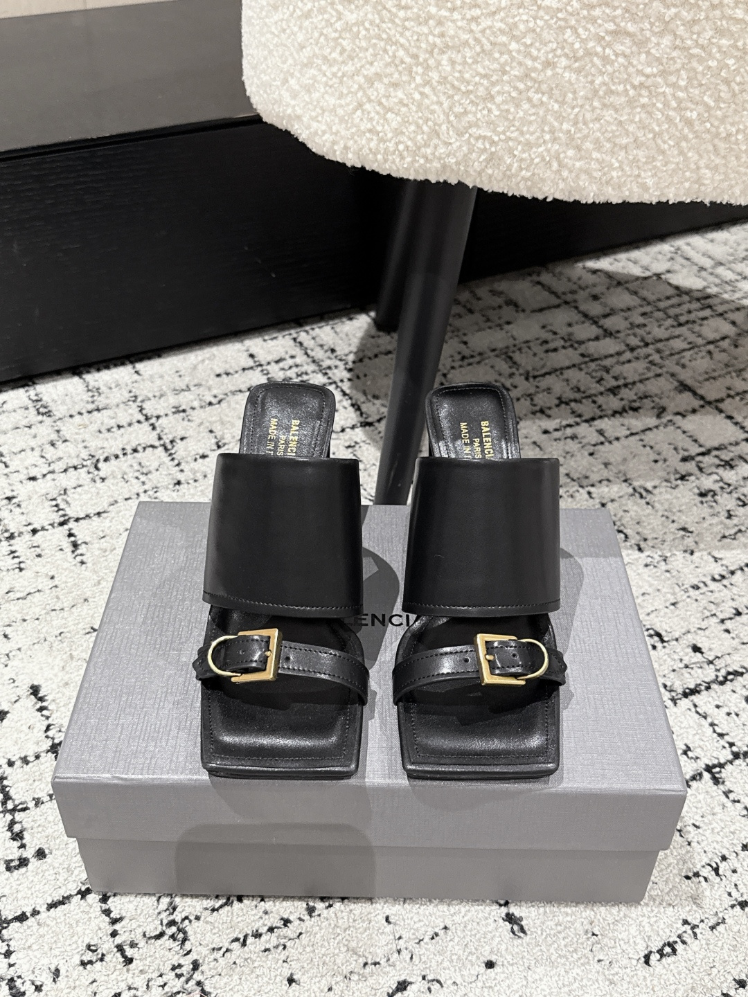 NO:422834,#Top version Balenciaga Balenciaga 25/ New summer style High heel square toe buckle Slippers To bring fashion to the extreme Balenciaga square toe fashion shoes, Balenciaga shoes are absolutely open, and every pair wants to enter, because every pair really has a sense of fashion. The essence of the whole pair is its toe, and it does not have a bloated feeling, very high-end and slim, and there are no clothes that they cannot match. Countless modifications of the last to create a perfect version. Customized mixed-bred sheepskin upper, inner footbed sheepskin sole Italian leather outsole Heel height 6.5/9.5cm Size#35-40 (40 custom made without return and exchange), high heels, balenciaga, balenciaga, high heels, slippers, sheepskin, Leather soles19860909#顶级版本 Balenciaga巴黎世家 25/ 夏季新款 高跟方头一字带扣 拖鞋 将时髦发挥到极致的 巴黎世家方头时装鞋,巴黎世家的鞋子绝对开了挂,每一双都想去入,因为真的每一对都自带时髦感 整双鞋的精髓就是它的鞋头了, 并且不带臃肿感,非常高级并且显瘦,而且没有她们不能搭配的衣服,无数次套楦修改才能打造出完美版型 鞋面定制混种羊皮 内里垫脚羊皮 鞋底意大利真皮大底 跟高6.5/9.5cm Size#35-40（40定做不退换）,高跟鞋,balenciaga,balenciaga,high heels,slippers,sheepskin,Leather soles,Women's Shoes