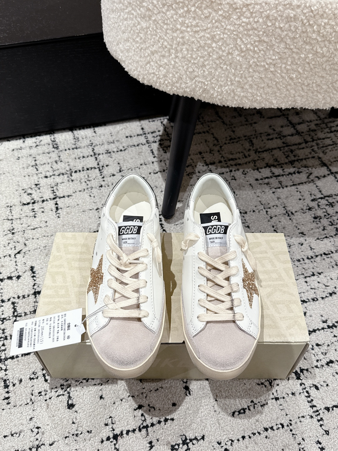 NO:419408,#Women's Purchase Level ｜Golden Goose Deluxe Brand Golden Goose Silver Tail ggdb Classic Couple Small Dirty Shoes~~To the point of being popular, white shoes, and various small dirty shoes are worn!  Celebrity private server demonstration × It’s so versatile!  No need to worry about washing shoes anymore!  The best white shoes to wear, the last is the same as the original one. The round and flat toe is very formal, not bloated and delicate. Upper: Original custom cowhide Inner: Custom sheepskin foot pad: Original open mold 3.5cm high-rise latex pad Outsole: 1:1 custom outsole Size: #35-40, casual shoes/sports shoes, sneakers, cowhide, sheepskin19860909#女款 代购级  ｜Golden Goose Deluxe Brand 金格星银尾 ggdb经典情侣款小脏鞋~~火红程度上怼小白鞋,下踩各类小脏鞋！明星私服上脚示范 ×就是这么百搭 ！再也不用担心洗鞋的问题啦！ 最好穿的小白鞋,楦型和原版无差了,圆扁的鞋头修的非常正,不臃肿很秀气 鞋面: 原版定制牛皮 内里: 定制羊皮里 垫脚: 原版开模3.5cm内增高乳胶垫 大底: 1:1定制大底 Size: #35-40,休闲鞋/运动鞋,sneakers,cowhide,sheepskin,Women's Shoes