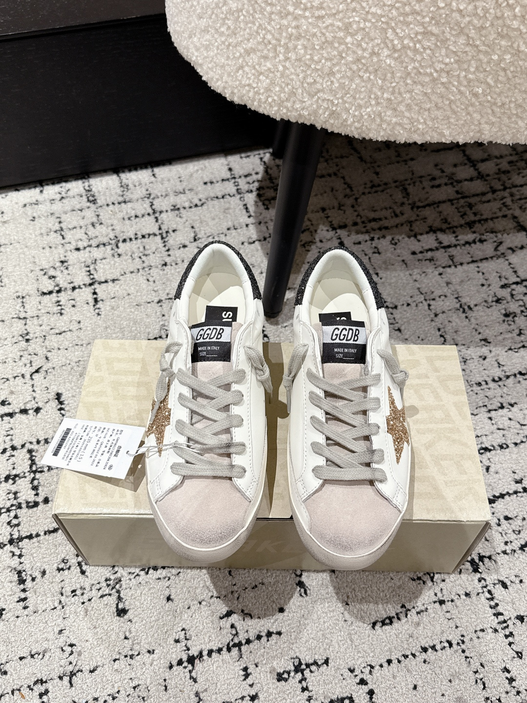 NO:419416,#Women's Purchase Level ｜Golden Goose Deluxe Brand Golden Goose Black Tail ggdb Classic Couple Dirty Shoes~~To the point of being popular, white shoes, and various small dirty shoes are worn!  Celebrity private server demonstration × It’s so versatile!  No need to worry about washing shoes anymore!  The best white shoes to wear, the last is the same as the original one. The round and flat toe is very formal, not bloated and delicate. Upper: Original custom cowhide Inner: Custom sheepskin foot pad: Original open mold 3.5cm high-rise latex pad Outsole: 1:1 custom outsole Size: #35-40, casual shoes/sports shoes, sneakers, cowhide, sheepskin19860909#女款 代购级  ｜Golden Goose Deluxe Brand 金格星黑格尾 ggdb经典情侣款小脏鞋~~火红程度上怼小白鞋,下踩各类小脏鞋！明星私服上脚示范 ×就是这么百搭 ！再也不用担心洗鞋的问题啦！ 最好穿的小白鞋,楦型和原版无差了,圆扁的鞋头修的非常正,不臃肿很秀气 鞋面: 原版定制牛皮 内里: 定制羊皮里 垫脚: 原版开模3.5cm内增高乳胶垫 大底: 1:1定制大底 Size: #35-40,休闲鞋/运动鞋,sneakers,cowhide,sheepskin,Women's Shoes