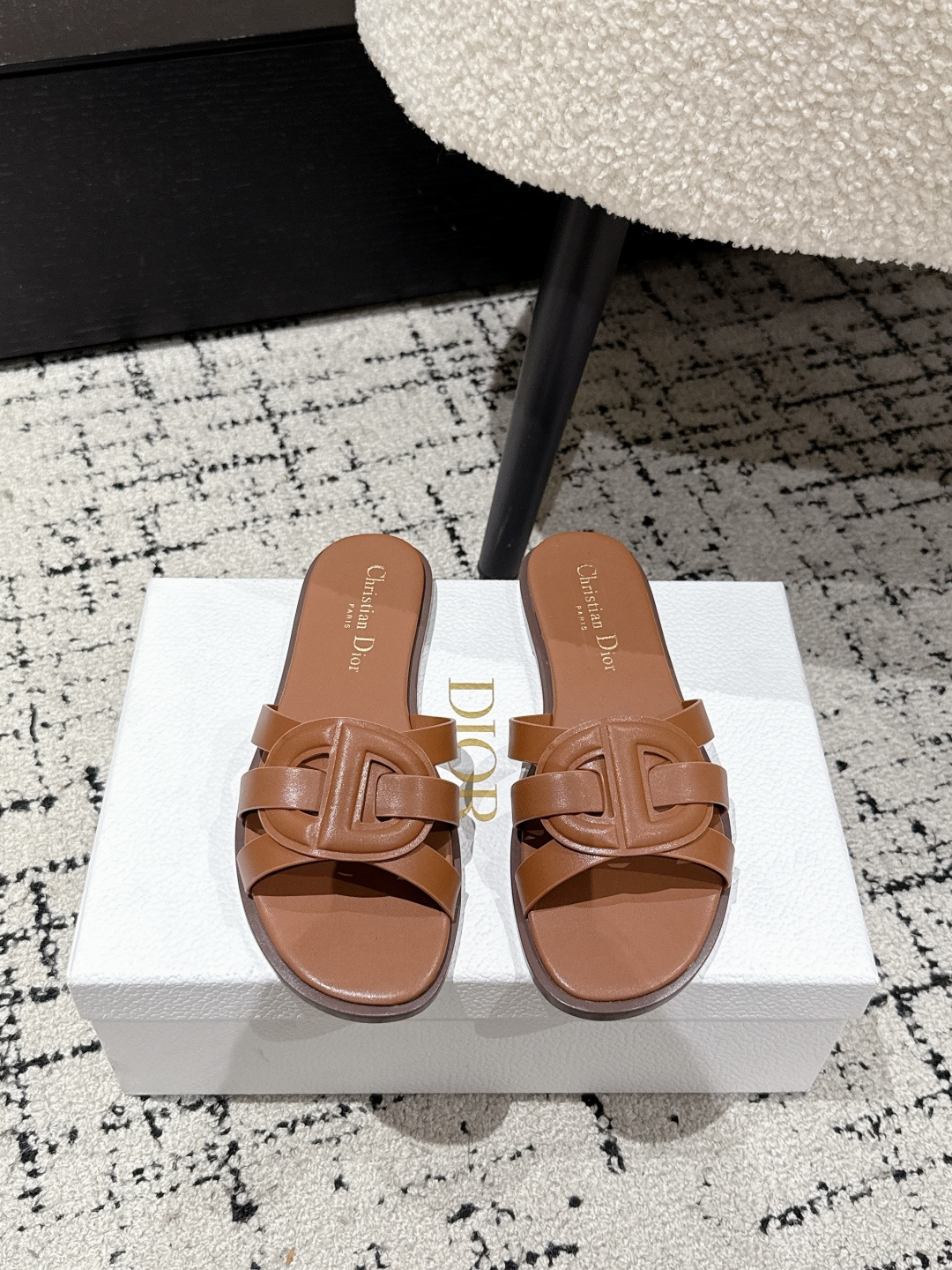 NO:422913,DIOR 25/ D-Club Flat-soled open-toe flip flops 1:1 original replica The highest version on the market The fashion bloggers from all walks of life are popular with Xiaohongshu!  Super fashionable and high-end item!  Easily create high-end look, original cowhide leather upper, imported mixed-bred sheepskin inside, original outsole, Size#35-41 (40.41 custom made without return or exchange), slippers, dior, dior, slippers, cowhide, sheepskin19860909DIOR迪奥 25/ D-Club 平底露趾一字拖鞋 1:1原版复刻 市面上最高版本 各路时尚博主刷爆小红书！超时髦又充满高级感的单品！轻松打造造高端look  鞋面原版牛皮 内里进口混种羊皮 大底原版大底 Size#35-41（40.41定做不退换）,拖鞋,dior,dior,slippers,cowhide,sheepskin,Women's Shoes