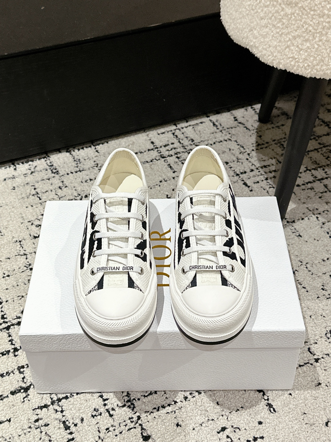 NO:421585,Dior 25/ Walk’n series Presbyterian embroidery Thick-soled canvas shoes Casual sneakers Original purchase and development Made this Walk’n’Dior thick-soled sneakers are a fashionable item that enhances the style of the series. Oblique printed cotton embroidered upper, paired with comfortable thick sole, tongue and Christian Dior Paris logo laces. It can add fashionable temperament to all kinds of casual looks Fabric: Original custom imported Oblique printed embroidery Inner: Imported soft sheepskin lining Outsole: Original exclusive mold-open TPU material Sole thickness: 4.5CM Size: #35-41 (40.41 custom-made non-return and exchange), casual shoes/sports, dior, dior, sneakers, sheepskin19860909批 Dior迪奥 25/ Walk‘n系列 老花 刺绣 厚底帆布鞋 休闲运动鞋 原版购入开发 做货 这款 Walk’n‘Dior 厚底运动鞋是一款时尚单品,提升该系列的格调.Oblique 印花棉质刺绣鞋面,搭配舒适厚底、鞋舌和 Christian Dior Paris 标志鞋带.可为各式休闲造型增添时髦气质 面料: 原版定制进口Oblique 印花刺绣 内里: 进口柔软羊皮里 大底: 原版独家开模TPU材质 底厚: 4.5CM Size: #35-41（40.41定做不退换）,休闲鞋/运动鞋,dior,dior,sneakers,sheepskin,Women's Shoes