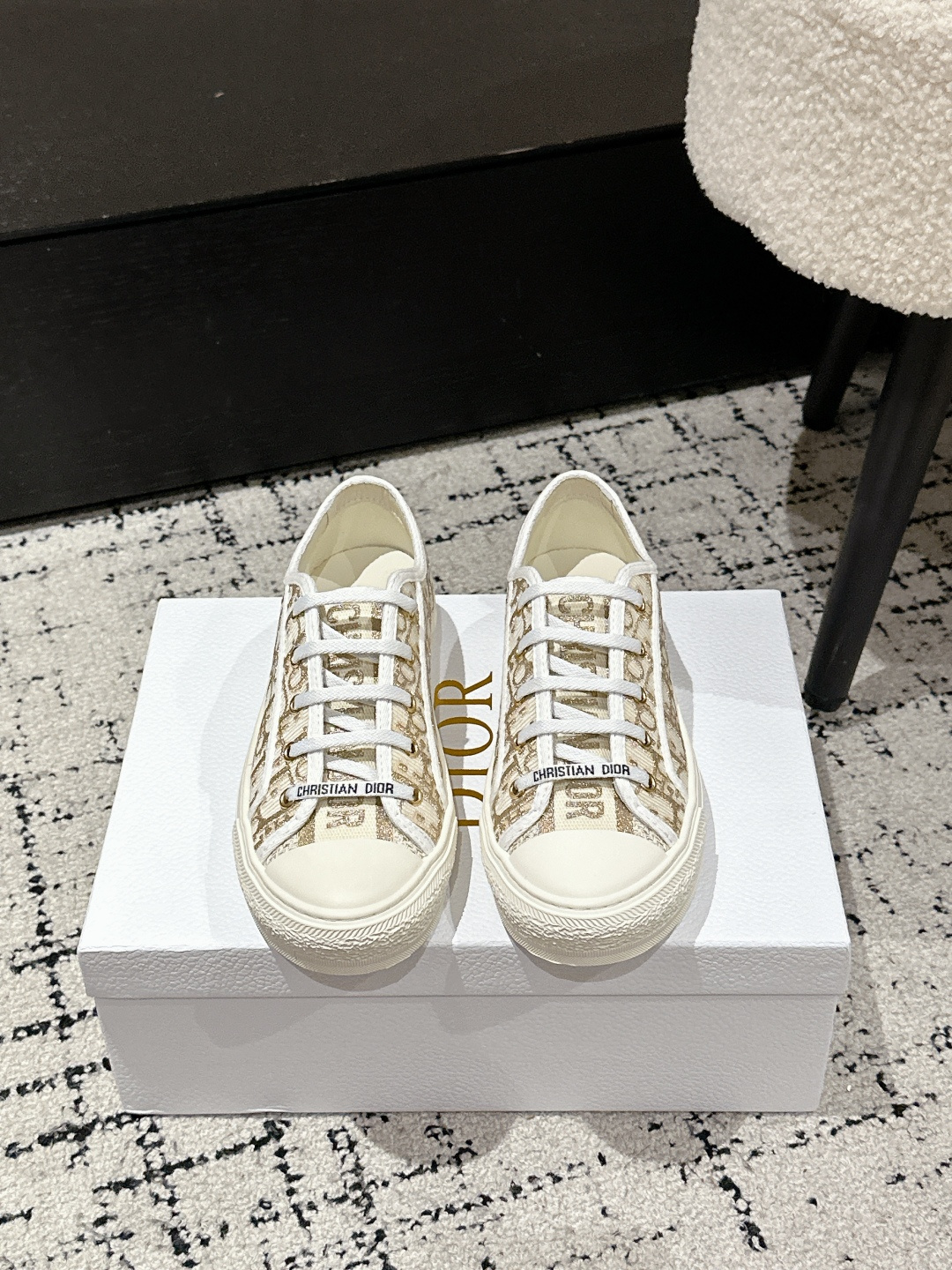 NO:421604,Dior 25/ Walk’n series Presbyterian embroidery Thick-soled canvas shoes Casual sneakers Original purchase and development Make this Walk’n’Dior thick-soled sneakers are a fashionable item that enhances the style of the series. Oblique printed cotton embroidered upper with comfortable thick sole, tongue and Christian Dior Paris logo laces. It can add fashionable temperament to various casual looks Fabric: Original custom imported Oblique printed embroidery Inner: Imported soft sheepskin lining Outsole: Original exclusive molded TPU material Sole Thickness: 4.5CM Size:  #35-42 (40.41.42 Custom made without return), casual shoes/sports shoes, dior, dior, sneakers, sheepskin19860909批 Dior迪奥 25/ Walk‘n系列 老花 刺绣 厚底帆布鞋 休闲运动鞋 原版购入开发 做货 这款 Walk’n‘Dior 厚底运动鞋是一款时尚单品,提升该系列的格调.Oblique 印花棉质刺绣鞋面,搭配舒适厚底、鞋舌和 Christian Dior Paris 标志鞋带.可为各式休闲造型增添时髦气质 面料: 原版定制进口Oblique 印花刺绣 内里: 进口柔软羊皮里 大底: 原版独家开模TPU材质 底厚: 4.5CM Size: #35-42（40.41.42定做不退换）,休闲鞋/运动鞋,dior,dior,sneakers,sheepskin,Women's Shoes