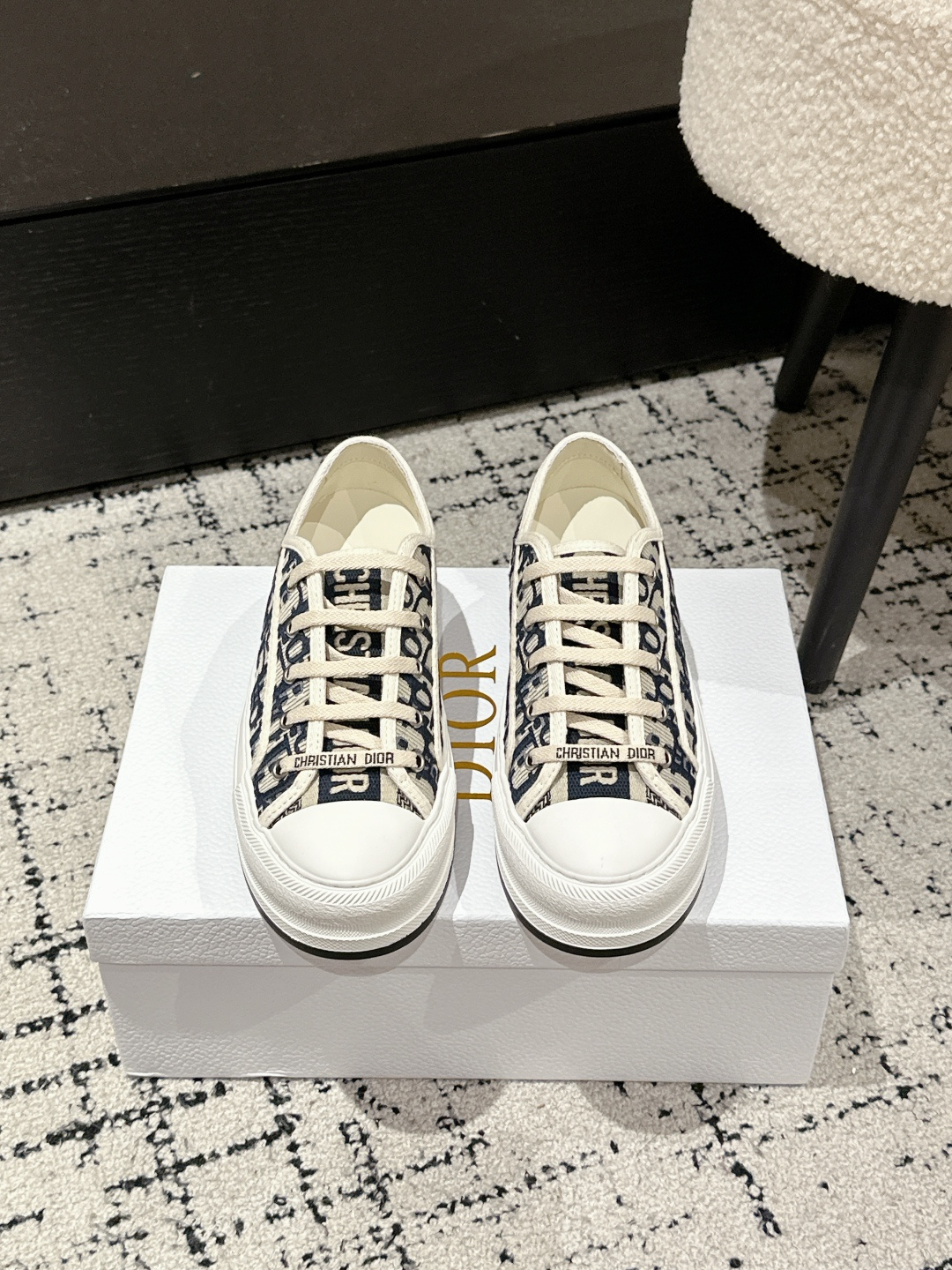 NO:421595,Dior 25/ Walk’n series Presbyterian embroidery thick-soled canvas shoes casual sneakers Original purchase and development Make this Walk’n’Dior thick-soled sneakers are a fashionable item that enhances the style of the series. Oblique printed cotton embroidered upper, paired with comfortable thick-soled soles, tongue and Christian Dior Paris logo laces. It can add fashionable temperament to all kinds of casual looks Fabric: Original custom imported Oblique printed embroidery Inner: Imported soft sheepskin lining Outsole: Original exclusive mold-open TPU material Sole thickness: 4.5CM Size: #35-41 (40.41 custom-made non-return and exchange), casual shoes/sports, dior, dior, sneakers, sheepskin19860909批 Dior迪奥 25/ Walk‘n系列 老花 刺绣 厚底帆布鞋 休闲运动鞋 原版购入开发 做货 这款 Walk’n‘Dior 厚底运动鞋是一款时尚单品,提升该系列的格调.Oblique 印花棉质刺绣鞋面,搭配舒适厚底、鞋舌和 Christian Dior Paris 标志鞋带.可为各式休闲造型增添时髦气质 面料: 原版定制进口Oblique 印花刺绣 内里: 进口柔软羊皮里 大底: 原版独家开模TPU材质 底厚: 4.5CM Size: #35-41（40.41定做不退换）,休闲鞋/运动鞋,dior,dior,sneakers,sheepskin,Women's Shoes