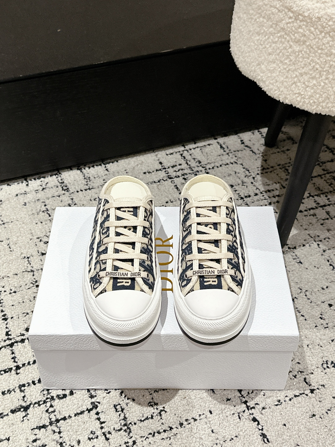 NO:421521,Dior 25/ Walk’n series Presbyterian embroidery Thick-soled canvas shoes casual semi-trolled original purchase and development Made this Walk’n’Dior thick-soled sneakers are a fashionable item that enhances the style of the series. Oblique printed cotton embroidered upper with comfortable thick sole, tongue and Christian Dior Paris logo laces. It can add fashionable temperament to a variety of casual looks Fabric: Original custom imported Oblique printed embroidery Inner: Imported soft sheepskin lining Outsole: Original exclusive open mold TPU material Sole Thickness: 4.5CM Size:  #35-42 (40.41.42 Custom made without return), casual shoes/sports shoes, dior, dior, sneakers, sheepskin19860909批 Dior迪奥 25/ Walk‘n系列 老花 刺绣 厚底帆布鞋 休闲 半拖 原版购入开发 做货 这款 Walk’n‘Dior 厚底运动鞋是一款时尚单品,提升该系列的格调.Oblique 印花棉质刺绣鞋面,搭配舒适厚底、鞋舌和 Christian Dior Paris 标志鞋带.可为各式休闲造型增添时髦气质 面料: 原版定制进口Oblique 印花刺绣 内里: 进口柔软羊皮里 大底: 原版独家开模TPU材质 底厚: 4.5CM Size: #35-42（40.41.42定做不退换）,休闲鞋/运动鞋,dior,dior,sneakers,sheepskin,Women's Shoes