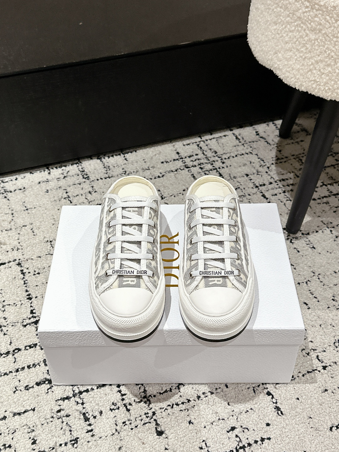 NO:421531,Dior 25/ Walk’n series Presbyterian embroidery Thick-soled canvas shoes casual semi-trolled original purchase and development Make this Walk’n’Dior thick-soled sneakers are a fashionable item that enhances the style of the series. Oblique printed cotton embroidered upper with comfortable thick sole, tongue and Christian Dior Paris logo laces. It can add fashionable temperament to a variety of casual looks Fabric: Original custom imported Oblique printed embroidery Inner: Imported soft sheepskin lining Outsole: Original exclusive open mold TPU material Sole Thickness: 4.5CM Size:  #35-42 (40.41.42 Custom made without return), casual shoes/sports shoes, dior, dior, sneakers, sheepskin19860909批 Dior迪奥 25/ Walk‘n系列 老花 刺绣 厚底帆布鞋 休闲 半拖 原版购入开发 做货 这款 Walk’n‘Dior 厚底运动鞋是一款时尚单品,提升该系列的格调.Oblique 印花棉质刺绣鞋面,搭配舒适厚底、鞋舌和 Christian Dior Paris 标志鞋带.可为各式休闲造型增添时髦气质 面料: 原版定制进口Oblique 印花刺绣 内里: 进口柔软羊皮里 大底: 原版独家开模TPU材质 底厚: 4.5CM Size: #35-42（40.41.42定做不退换）,休闲鞋/运动鞋,dior,dior,sneakers,sheepskin,Women's Shoes