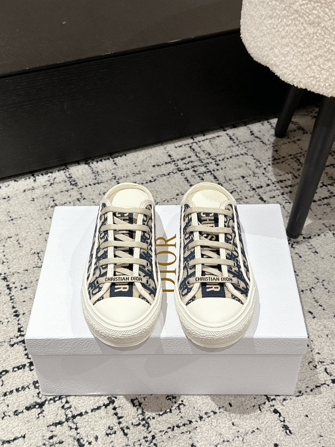 NO:421540,Dior 25/ Walk’n series Presbyterian embroidery Thick-soled canvas shoes casual semi-trolled original purchase and development Make this Walk’n’Dior thick-soled sneakers are a fashionable item that enhances the style of the series. Oblique printed cotton embroidered upper with comfortable thick sole, tongue and Christian Dior Paris logo laces. It can add fashionable temperament to a variety of casual looks Fabric: Original custom imported Oblique printed embroidery Inner: Imported soft sheepskin lining Outsole: Original exclusive open mold TPU material Sole Thickness: 4.5CM Size:  #35-42 (40.41.42 Custom made without return), casual shoes/sports shoes, dior, dior, sneakers, sheepskin19860909批 Dior迪奥 25/ Walk‘n系列 老花 刺绣 厚底帆布鞋 休闲 半拖 原版购入开发 做货 这款 Walk’n‘Dior 厚底运动鞋是一款时尚单品,提升该系列的格调.Oblique 印花棉质刺绣鞋面,搭配舒适厚底、鞋舌和 Christian Dior Paris 标志鞋带.可为各式休闲造型增添时髦气质 面料: 原版定制进口Oblique 印花刺绣 内里: 进口柔软羊皮里 大底: 原版独家开模TPU材质 底厚: 4.5CM Size: #35-42（40.41.42定做不退换）,休闲鞋/运动鞋,dior,dior,sneakers,sheepskin,Women's Shoes