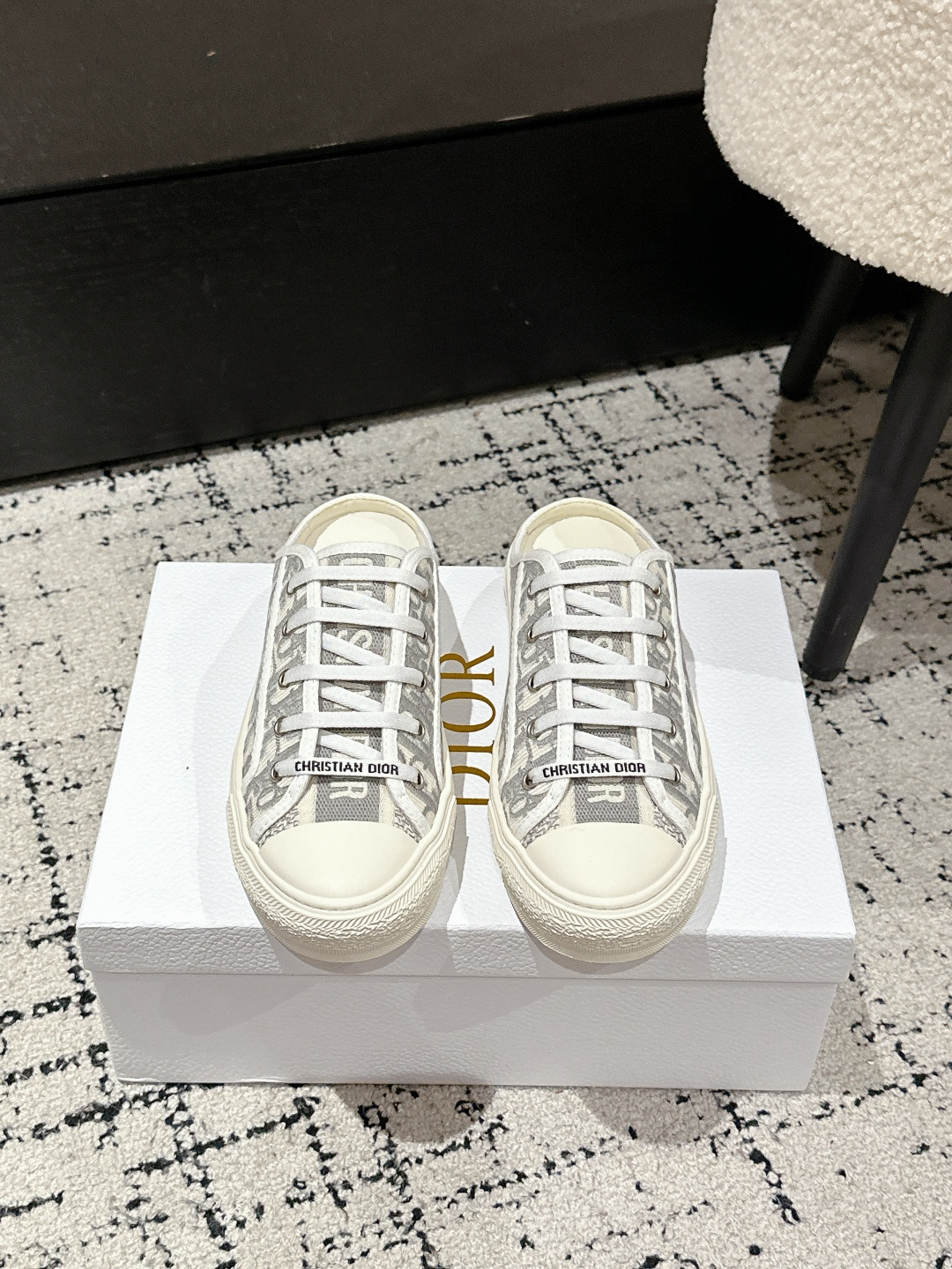 NO:421549,Dior 25/ Walk’n series Presbyterian embroidery Thick-soled canvas shoes casual semi-trolled original purchase and development Make this Walk’n’Dior thick-soled sneakers are a fashionable item that enhances the style of the series. Oblique printed cotton embroidered upper with comfortable thick sole, tongue and Christian Dior Paris logo laces. It can add fashionable temperament to a variety of casual looks Fabric: Original custom imported Oblique printed embroidery Inner: Imported soft sheepskin lining Outsole: Original exclusive open mold TPU material Sole Thickness: 4.5CM Size:  #35-42 (40.41.42 Custom made without return), casual shoes/sports shoes, dior, dior, sneakers, sheepskin19860909批 Dior迪奥 25/ Walk‘n系列 老花 刺绣 厚底帆布鞋 休闲 半拖 原版购入开发 做货 这款 Walk’n‘Dior 厚底运动鞋是一款时尚单品,提升该系列的格调.Oblique 印花棉质刺绣鞋面,搭配舒适厚底、鞋舌和 Christian Dior Paris 标志鞋带.可为各式休闲造型增添时髦气质 面料: 原版定制进口Oblique 印花刺绣 内里: 进口柔软羊皮里 大底: 原版独家开模TPU材质 底厚: 4.5CM Size: #35-42（40.41.42定做不退换）,休闲鞋/运动鞋,dior,dior,sneakers,sheepskin,Women's Shoes