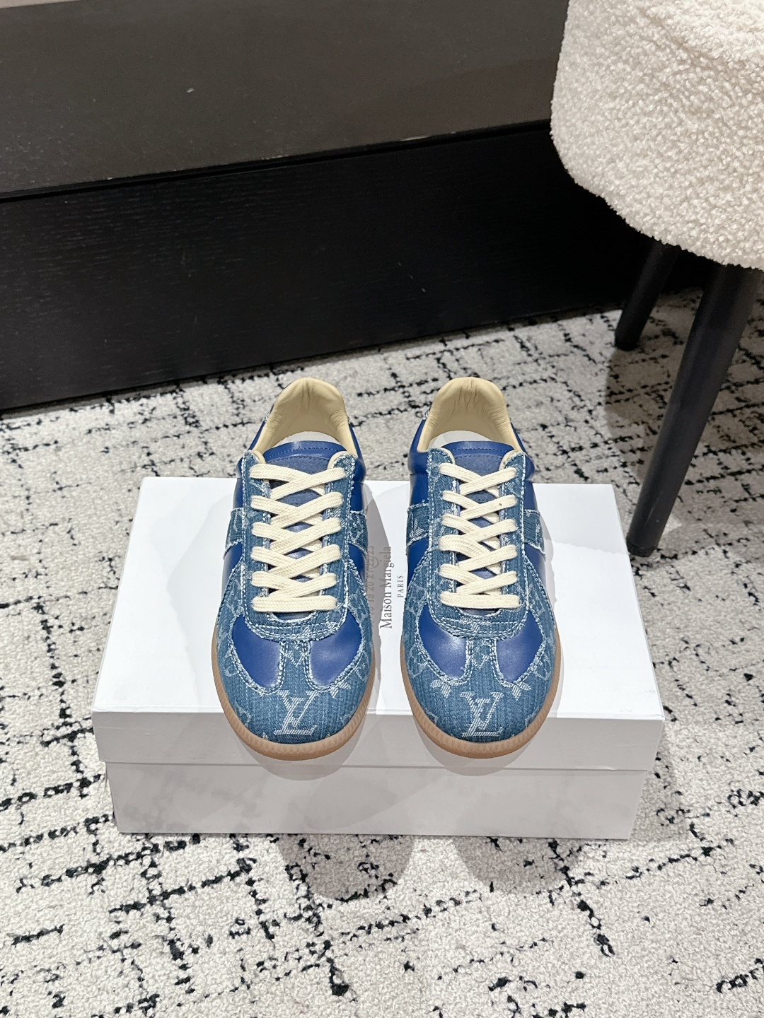 NO:415967,Men's #Top Version Couple Model Maison Margiela x Lv Co-branded 25/ Latest Casual German Training Shoes One of the most classic casual shoe kings in the world, don't have to consider it!  The same style of celebrity German training shoes you deserve!  I was completely attracted by this pair of mm6 German training shoes [Sex R]. It was completely based on my aesthetic taste. I tried the foot feeling in the counter. It was really comfortable. It was the kind of fufu that had a very good wrapping and soft fufu!  Upper: Use original imported sheep slim leather/top layer calf leather Inner: cowhide Outsole: original outsole Size: #women 35-40 men 39-45 (women 40 men 45 custom made without return or exchange), casual shoes/sports shoes, louis vuitton,masion margiela,masion margiela,sneakers,cowhide,sheep19860909男 #顶级版本 情侣款 Maison Margiela马吉拉 x Lv 联名 25/ 最新 休闲 德训鞋 全世界最经典的休闲鞋王之一,不用任何考虑入！ 明星同款德训鞋 你值得拥有！彻底被这双mm6德训鞋圈粉了[色色R]完全就在我审美上了,我专柜试一下脚感,真的很舒服就是那种包裹性很好还软fufu的！ 鞋面: 采用原版进口羊猄皮/头层小牛皮 内里: 牛皮 大底: 原版大底 Size: #女35-40男39-45(女40男45定做不退换）,休闲鞋/运动鞋,louis vuitton,masion margiela,masion margiela,sneakers,cowhide,sheep,Women's Shoes