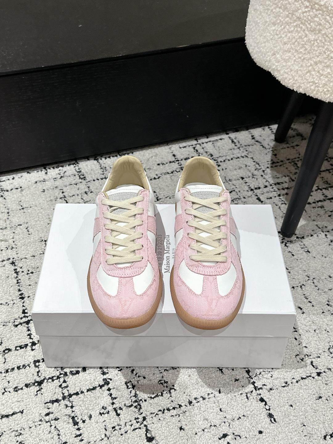 NO:415975,Men's #Top Version Couple Model Maison Margiela x Lv Co-branded 25/ Latest Casual German Training Shoes One of the most classic casual shoe kings in the world, don't have to consider it!  The same style of celebrity German training shoes you deserve!  I was completely attracted by this pair of mm6 German training shoes, which was completely based on my aesthetic taste. I tried the foot feeling in the counter. It was really comfortable, but the kind that has a very good wrapping and soft fufu!  Upper: Use original imported sheep slim leather/top layer calf leather Inner: cowhide Outsole: original outsole Size: #women 35-40 men 39-45 (women 40 men 45 custom made without return or exchange), casual shoes/sports shoes, louis vuitton,masion margiela,masion margiela,sneakers,cowhide,sheep19860909男 #顶级版本 情侣款 Maison Margiela马吉拉 x Lv 联名 25/ 最新 休闲 德训鞋 全世界最经典的休闲鞋王之一,不用任何考虑入！ 明星同款德训鞋 你值得拥有！彻底被这双mm6德训鞋圈粉了,完全就在我审美上了,我专柜试一下脚感,真的很舒服就是那种包裹性很好还软fufu的！ 鞋面: 采用原版进口羊猄皮/头层小牛皮 内里: 牛皮 大底: 原版大底 Size: #女35-40男39-45(女40男45定做不退换）,休闲鞋/运动鞋,louis vuitton,masion margiela,masion margiela,sneakers,cowhide,sheep,Women's Shoes