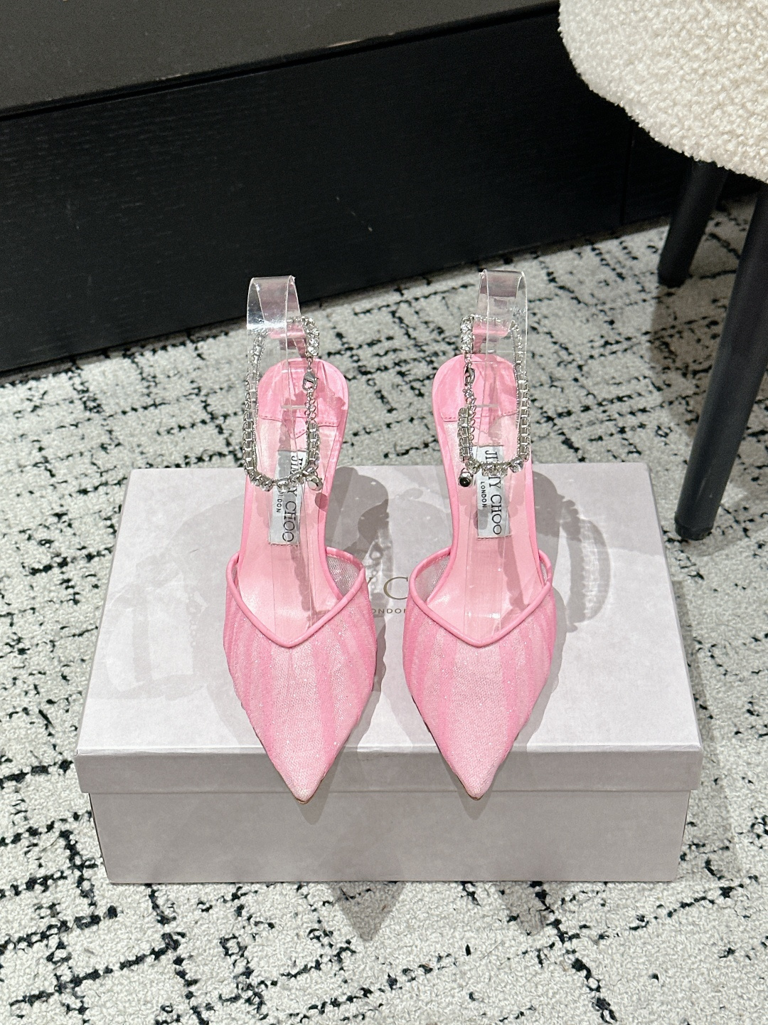 NO:416011,JimmyChoo Jimmy Week 25/ New summer products, mesh, diamond chain, high heels, Song Qian's same style, encounter luxury. Not only a pair of shoes, but also a work of art. It carries exquisite craftsmanship and fashion aesthetics, and is an indispensable treasure in every woman's shoe cabinet that pursues quality and style. Wear it, start your own fashion legendary journey, and let every step out of the bright stars!  Fabric: Imported mesh Inner: Soft sheepskin Outsole: Italian leather outsole Heel height: 8.5 Size: #35-41 (40.41. Custom made non-return), high heels sandals, jimmy choo, jimmy choo, sandals, high heels, sheepskin, Leather soles19860909JimmyChoo吉米周 25/ 夏季新品 网纱 钻链 高跟鞋 宋茜同款 邂逅奢华 不仅仅是一双鞋子,更是一件艺术品,它承载着精湛工艺与时尚美学,是每位追求品质与风格的女性鞋柜中不可或缺的珍藏.穿上它,开启属于你的时尚传奇之旅,让每一步都踏出璀璨星光！ 面料: 进口网纱 内里: 柔软羊皮 大底: 意大利真皮大底 跟高: 8.5 Size: #35-41(40.41.定做不退换）,高跟鞋凉鞋,jimmy choo,jimmy choo,sandals,high heels,sheepskin,Leather soles,Women's Shoes