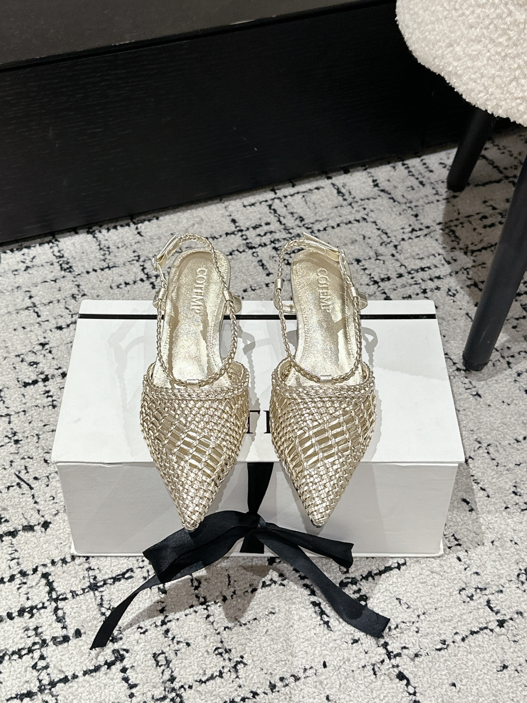 NO:416003,Cotemp 55/ French knitting high heels. In the steps, weave elegant eternal art, and the luxury of craftsmanship and craftsmanship. Each pair of COTEMP pointed shoes are hand-woven by craftsmen to form a large selection of soft lambskin fits the curve of the foot, giving the feet a cloud-like light touch. The unique three-dimensional weaving process makes the upper appear delicate texture. Each stitch tells high-end customization, shaping the unique upper with exquisite knitting technology. The pointed toe design adds a sharp and modern feeling. The braided straps surround the ankles and outlines the slender lines. Combine retro charm with modern fashion to show a unique style. It is an excellent choice to enhance the style. The upper is hand-woven. The inner imported lambskin. The sole genuine leather sole.  Size#35-40 (40 custom made without return), high heels sandals, sandals, high heels, sheepskin, Leather soles19860909Cotemp 55/ 法式 编织 高跟鞋 步履间,编织优雅的永恒艺术,匠心手作一针一线的奢华,每一双COTEMP尖头鞋,均由匠人手工编织而成大精选柔软小羊皮贴合足部曲线,赋予双脚如云般的轻盈触感,独特的立体编织工艺,让鞋面呈现出细腻纹理,每一针都诉说着高级定制,以精巧编织工艺塑造独特鞋面 尖头设计增添锐利摩登感 编织绑带环绕脚踝 勾勒纤细线条 将复古韵味与现代时尚精妙融合 尽显别致风情 是提升造型格调的绝佳之选 鞋面手工编织 内里进口小羊皮  大底真皮大底 Size#35-40（40定制不退换）,高跟鞋凉鞋,sandals,high heels,sheepskin,Leather soles,Women's Shoes