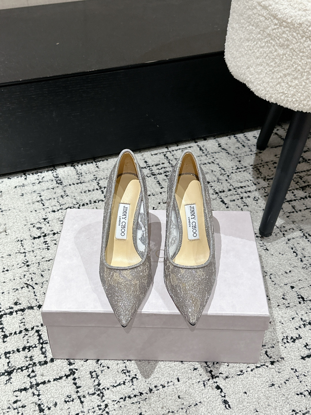 NO:416019,JimmyChoo Jimmy Week 25/ New summer products, mesh, lace, high heels, Song Qian's same style, encounter luxury. Not only a pair of shoes, but also a work of art. It carries exquisite craftsmanship and fashion aesthetics, and is an indispensable treasure in every woman's shoe cabinet that pursues quality and style. Wear it, start your own fashion legendary journey, and let every step out of the bright stars!  Fabric: Imported mesh lace Inner: Soft sheepskin Outsole: Italian leather outsole Heel height: 6.5/8.5 Size: #35-41 (40.41. Custom made no return or exchange), high heels single shoes, jimmy choo, jimmy choo, high heels, sheepskin, Leather soles19860909JimmyChoo吉米周 25/ 夏季新品 网纱 蕾丝 高跟鞋 宋茜同款 邂逅奢华 不仅仅是一双鞋子,更是一件艺术品,它承载着精湛工艺与时尚美学,是每位追求品质与风格的女性鞋柜中不可或缺的珍藏.穿上它,开启属于你的时尚传奇之旅,让每一步都踏出璀璨星光！ 面料: 进口网纱蕾丝 内里: 柔软羊皮 大底: 意大利真皮大底 跟高: 6.5/8.5 Size: #35-41(40.41.定做不退换）,高跟鞋单鞋,jimmy choo,jimmy choo,high heels,sheepskin,Leather soles,Women's Shoes