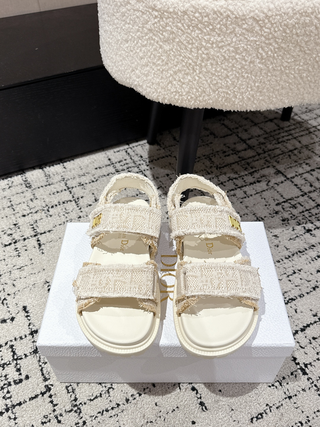 NO:416031,#Purchasing level DIOR 25/ DiorAct Flat-soled open-toe strap sandals Beach shoes It is less likely to hit the surface than Xiaoxiang. This Velcro sandal can let you put aside these concerns!  It is not only beautiful, but also comfortable to wear, low-key and fashionable, full of beach style, simple exercise is also free of problems, and the foot cover is very good. Comfortable, light, cool and fashionable, satisfying all your summer imagination of sandals... Upper original mold embroidery fabric Inner: Sheepskin Outsole: Original abrasive outsole Thick sole 2.5cm Size#women 35-41, slippers sandals, dior, dior, sandals, slippers, sheepskin19860909#代购级 DIOR迪奥 25/ DiorAct 平底露趾 一字带凉鞋 沙滩鞋 比起小香,它更不容易撞款,这款魔术贴凉鞋,就可以让你放下这些顾虑！它不但好看,穿起来还贼舒适,低调又不失时尚感,满满的沙滩风,简单的运动也是没有问题的,包脚性非常的好.舒适、轻便、凉爽、时尚,满足你夏日对凉鞋的所有想象… 鞋面原版开模刺绣布料 内里: 羊皮 大底: 原版磨具大底 厚底2.5cm Size#女35-41,拖鞋凉鞋,dior,dior,sandals,slippers,sheepskin,Women's Shoes