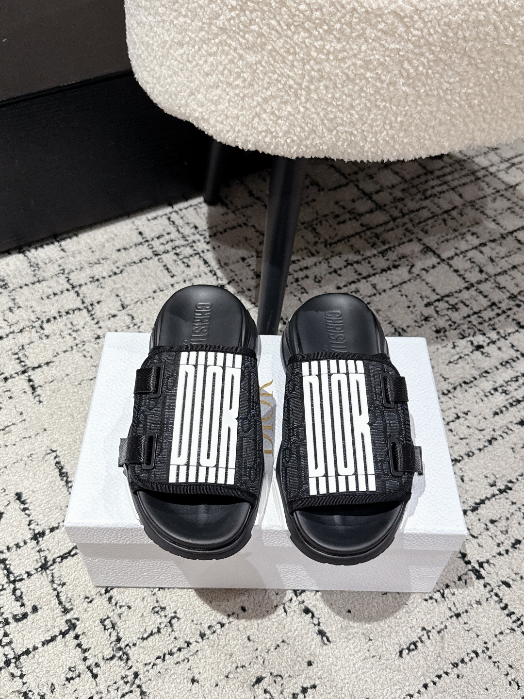 NO:416044,DIOR 25/ Latest D-Wander Adjustable Velcro Round toe thick sole Anti-slip slippers Cute and cute without losing elegance Original replica High-end super durable and casual versatile model Very comfortable to put on the feet Slimming and white Upper: Original custom special electric embroidery material Sole original IP foam sole (lightweight) Sole thickness 5cm Size: #35-41 size (40.41 custom made without return or replacement), slippers, dior, dior, slippers19860909DIOR迪奥 25/ 最新 D-Wander 可调节魔术贴 圆头厚底 防滑一字拖鞋 萌萌可爱又不失优雅 原版复刻 高版本 超耐看随意百搭款 上脚非常舒适 显瘦又显白 鞋面: 原版定制特殊电绣材料 鞋底原版IP发泡鞋底（轻便） 底厚5cm Size : #35-41码（40.41定做不退不换）,拖鞋,dior,dior,slippers,Women's Shoes