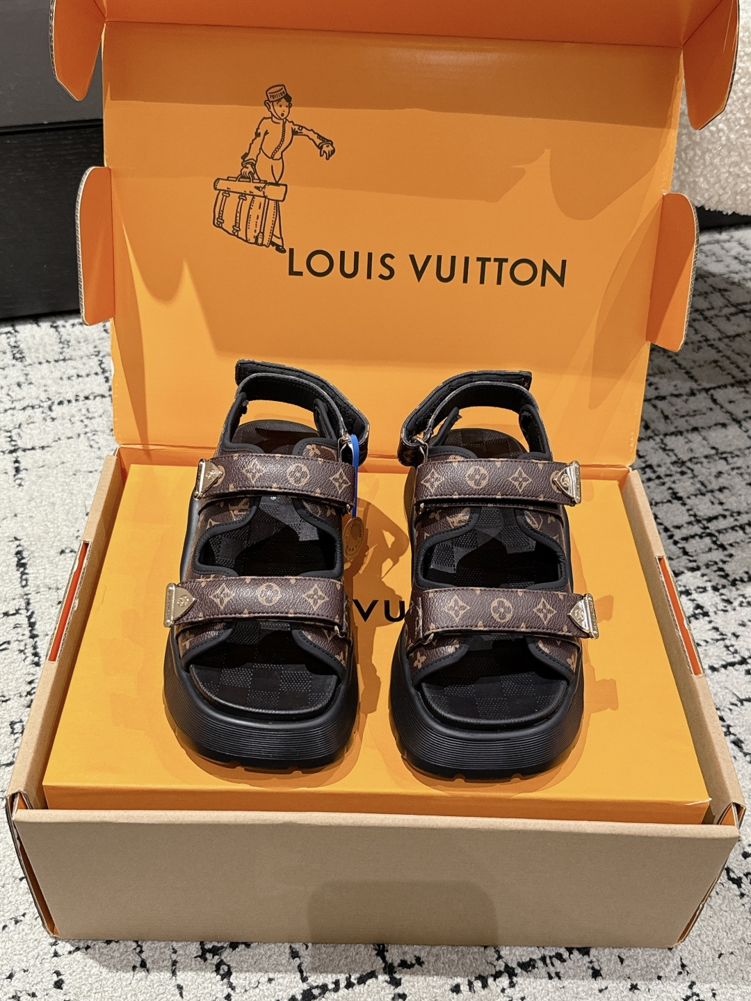 NO:444965,LouisVuitton Donkey Brand 25/ Chameleon Series Thick Sole Velcro Sandals This Chameleon Sandals are made of cowhide leather, which cleverly creates a comfortable and smooth wearing experience. The front hard corner element shoelaces and the rear Monogram canvas shoelaces have adjustable Velcro, and the thick and light waterproof platform outsole quotes the wavy details of LV Archlight sports shoes. The delivery counter is exquisitely packaged. Fabric: Original custom-made top layer cowhide inner lid: imported breathable net sole: original mold-opening ultra-light foam material, bottom thickness 5.5CM Size: #women's model 35-40 (40 custom-made non-return and exchange), sandals, louis vuitton, louis vuitton, louis  vuitton, sandals, sneakers, cowhide19860909LouisVuitton 驴牌 25/ Chameleon系列 厚底 魔术贴 凉鞋 本款 Chameleon 凉鞋取材牛皮革,巧妙营造舒适畅行的穿着体验.正面硬箱包角元素鞋带与后部 Monogram 帆布鞋带均拥有可调节魔术贴,厚实而轻盈的防水台外底援引LV Archlight 运动鞋的波浪细节 配送专柜精美包装 面料 : 原版定制头层牛皮 内里 : 进口透气网里 鞋底 : 原版开模超轻发泡材质 底厚 5.5CM Size : #女款35-40(40定做不退换）,凉鞋,louis vuitton,louis vuitton,louis vuitton,sandals,sneakers,cowhide,Women's Shoes
