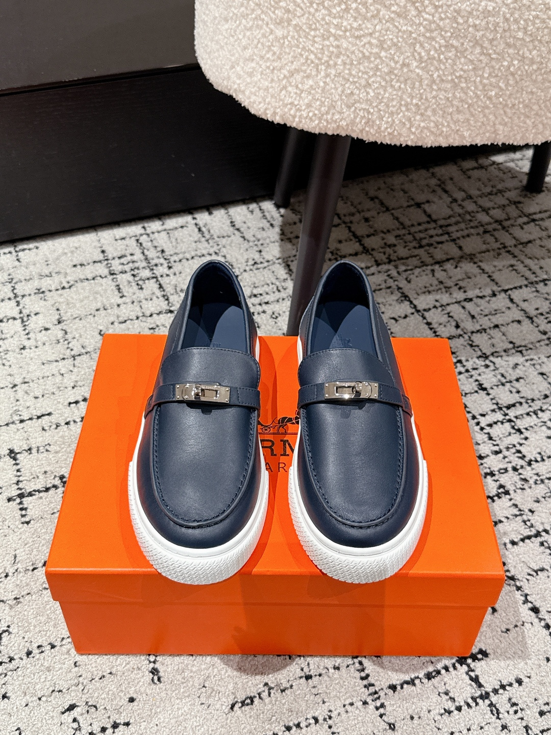 NO:419453,#Top version Couple model HERMES 25/ Latest Game series Couple model Loafers Original purchase and development Make products Welcome to compare details This Game series calfskin and suede goatskin lace-up sneakers are decorated with the iconic 'H' details. The design is simple and smooth, creating a fashionable urban look, comfortable and versatile. H family classic and out of style, exquisite packaging for delivery counter. Original custom-made imported top layer cowhide/cow velvet imported soft sheepskin. Sole original open mold-proof TPU material. Size: #women's 35-40 men's 39-46 (45.46 customization), loafers, hermes, hermes, loafers, sneakers, cowhide, sheepskin, chamois leather19860909#顶级版本 情侣款 HERMES爱马仕 25/ 最新 Game系列 情侣款 乐福鞋 原版购入开发 做货 欢迎对比细节 这款Game系列小牛皮和麂皮山羊皮免系带运动鞋,饰有标志性“H”细节.设计简约流畅,打造时尚都市造型 舒适百搭 H家经典不过时 ,配送专柜精美包装 面料原版定制进口头层牛皮/牛绒 内里进口柔软羊皮 鞋底原版开模防滑TPU材质 Size:#女35-40男款39-46（45.46定制）,乐福鞋,hermes,hermes,loafers,sneakers,cowhide,sheepskin,chamois leather,Women's Shoes