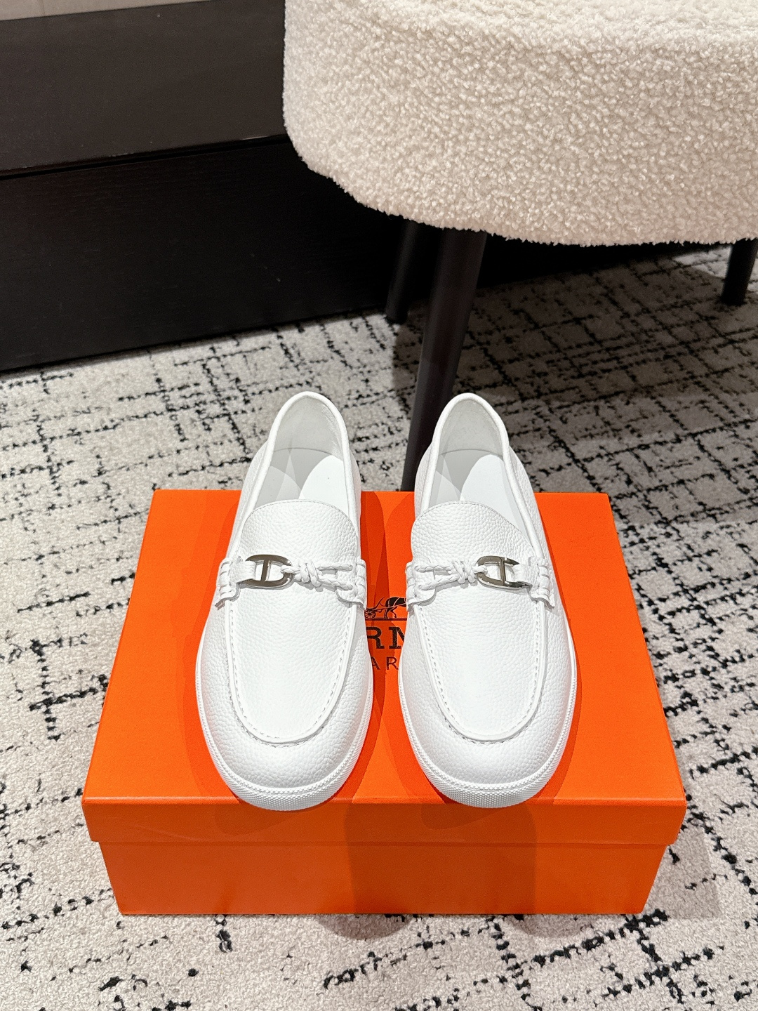 NO:422881,#Top version Couple model HERMES 25/ Latest Ignacio series Palladium-plated buckle Couple model Loafers Original purchase and development Make products Welcome to compare details This Ignacio series calfskin and suede goatskin lace-up sneakers are decorated with the iconic 'H' details. The design is simple and smooth, creating a fashionable urban look, comfortable and versatile H family classic and out of style, exquisite packaging for delivery counter Fabric original custom imported top layer cowhide/cow velvet imported soft sheepskin sole original open mold-on-slip TPU material Size: #women 35-40 men's model 39-46 (45.46 customized), loafers, hermes, hermes, loafers, sneakers, cowhide, sheepskin, chamois leather19860909#顶级版本 情侣款 HERMES爱马仕 25/ 最新 Ignacio系列 镀钯扣 情侣款 乐福鞋 原版购入开发 做货 欢迎对比细节 这款Ignacio系列小牛皮和麂皮山羊皮免系带运动鞋,饰有标志性“H”细节.设计简约流畅,打造时尚都市造型 舒适百搭 H家经典不过时 ,配送专柜精美包装 面料原版定制进口头层牛皮/牛绒 内里进口柔软羊皮 鞋底原版开模防滑TPU材质 Size:#女35-40男款39-46（45.46定制）,乐福鞋,hermes,hermes,loafers,sneakers,cowhide,sheepskin,chamois leather,Women's Shoes