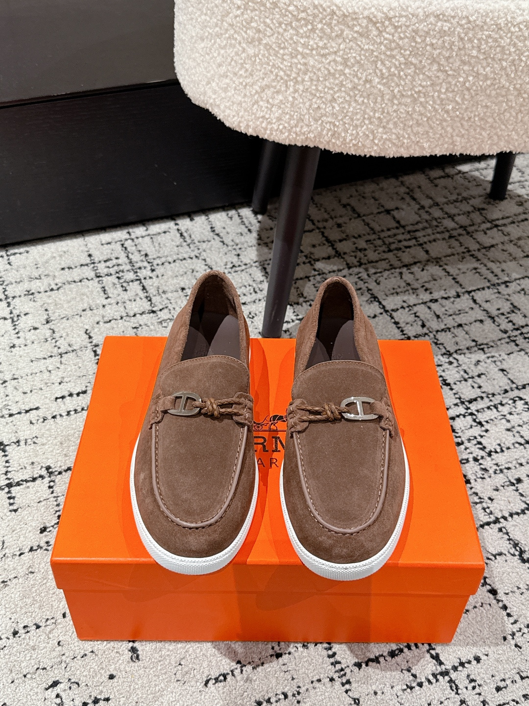 NO:419374,#Top version Couple model HERMES 25/ Latest Ignacio series Palladium-plated buckle Couple model Loafers Original purchase and development Make products Welcome to compare details This Ignacio series calfskin and suede goatskin lace-up sneakers are decorated with the iconic 'H' details. The design is simple and smooth, creating a fashionable urban look, comfortable and versatile H family classic and out of style, exquisite packaging for delivery counter Fabric original custom imported top layer cowhide/cow velvet imported soft sheepskin sole original open mold-on-slip TPU material Size: #women 35-40 men's model 39-46 (45.46 customized), loafers, hermes, hermes, loafers, sneakers, cowhide, sheepskin, chamois leather19860909#顶级版本 情侣款 HERMES爱马仕 25/ 最新 Ignacio系列 镀钯扣 情侣款 乐福鞋 原版购入开发 做货 欢迎对比细节 这款Ignacio系列小牛皮和麂皮山羊皮免系带运动鞋,饰有标志性“H”细节.设计简约流畅,打造时尚都市造型 舒适百搭 H家经典不过时 ,配送专柜精美包装 面料原版定制进口头层牛皮/牛绒 内里进口柔软羊皮 鞋底原版开模防滑TPU材质 Size:#女35-40男款39-46（45.46定制）,乐福鞋,hermes,hermes,loafers,sneakers,cowhide,sheepskin,chamois leather,Women's Shoes